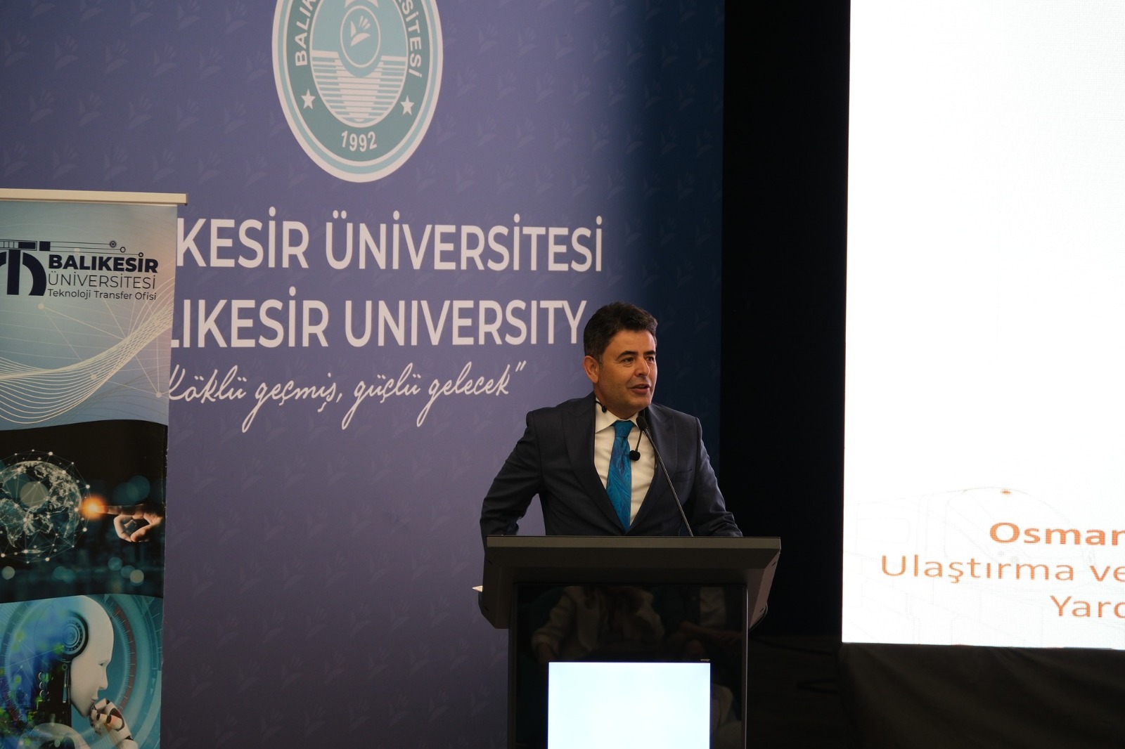 Balıkesir MYO ve Balıkesir TTO Ortaklığı ile Gerçekleştirilen “Mesleki Eğitimde Güncel Yaklaşımlar Forumu” Kapsamında Ulaştırma ve Altyapı Bakan Yardımcısı Osman Boyraz, BAÜN’lü Öğrencilerle Buluştu 1