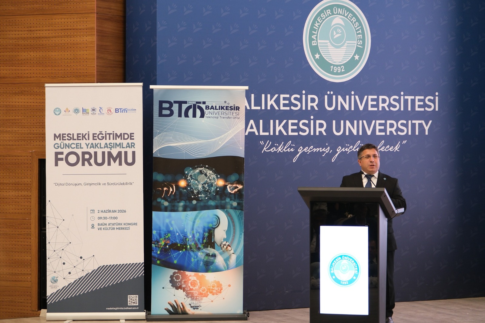 Balıkesir MYO ve Balıkesir TTO Ortaklığı ile Gerçekleştirilen “Mesleki Eğitimde Güncel Yaklaşımlar Forumu” Kapsamında Ulaştırma ve Altyapı Bakan Yardımcısı Osman Boyraz, BAÜN’lü Öğrencilerle Buluştu 3