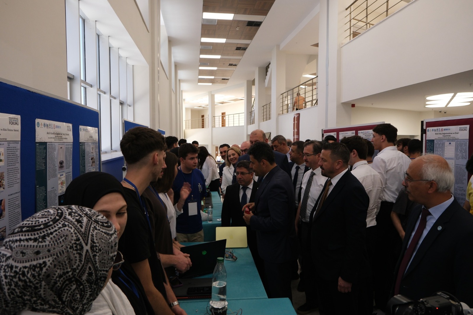 Balıkesir MYO ve Balıkesir TTO İş Birliğinde Düzenlenen “Mesleki Eğitimde Güncel Yaklaşımlar Forumu” Kapsamında Öğrenci Poster Sunumları Gezildi 4