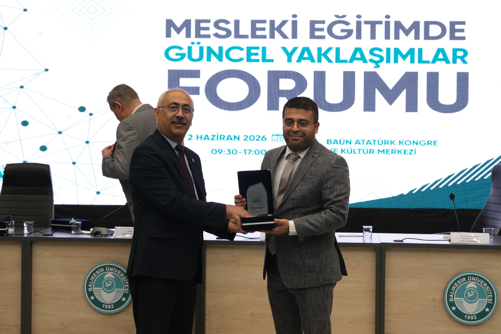 Balıkesir MYO ve Balıkesir TTO İş Birliğinde Düzenlenen “Mesleki Eğitimde Güncel Yaklaşımlar Forumu” Kapsamında Katılımcılara Teşekkür Plaketleri Verildi 11