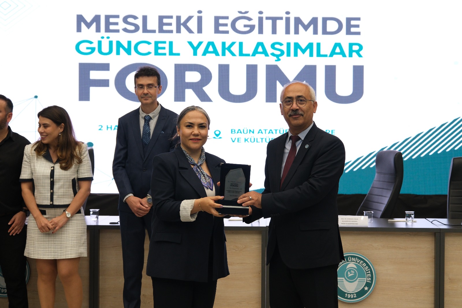 Balıkesir MYO ve Balıkesir TTO İş Birliğinde Düzenlenen “Mesleki Eğitimde Güncel Yaklaşımlar Forumu” Kapsamında Katılımcılara Teşekkür Plaketleri Verildi 5
