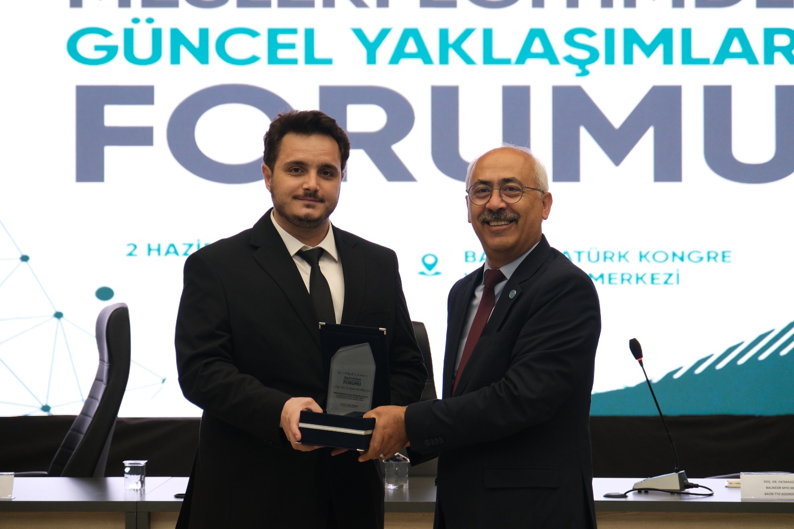 Balıkesir MYO ve Balıkesir TTO İş Birliğinde Düzenlenen “Mesleki Eğitimde Güncel Yaklaşımlar Forumu” Kapsamında Katılımcılara Teşekkür Plaketleri Verildi 6