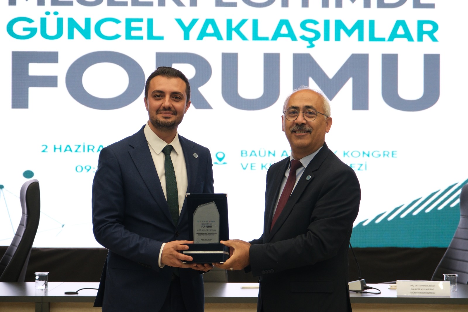 Balıkesir MYO ve Balıkesir TTO İş Birliğinde Düzenlenen “Mesleki Eğitimde Güncel Yaklaşımlar Forumu” Kapsamında Katılımcılara Teşekkür Plaketleri Verildi 4