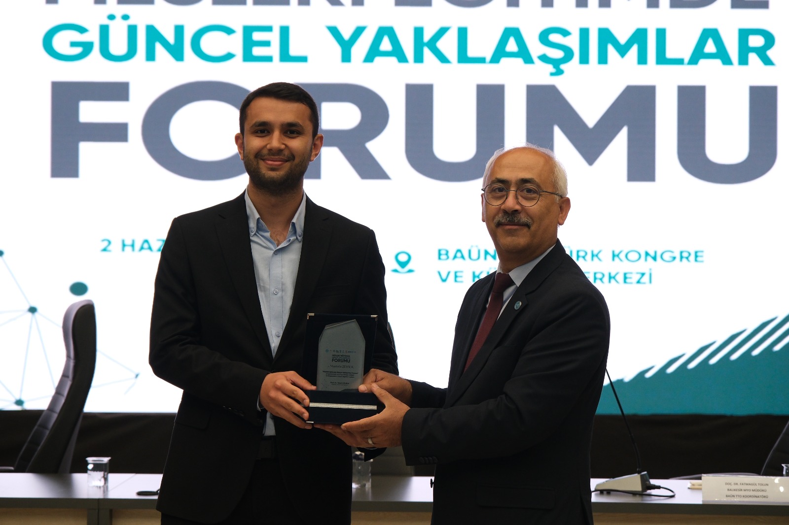 Balıkesir MYO ve Balıkesir TTO İş Birliğinde Düzenlenen “Mesleki Eğitimde Güncel Yaklaşımlar Forumu” Kapsamında Katılımcılara Teşekkür Plaketleri Verildi 10