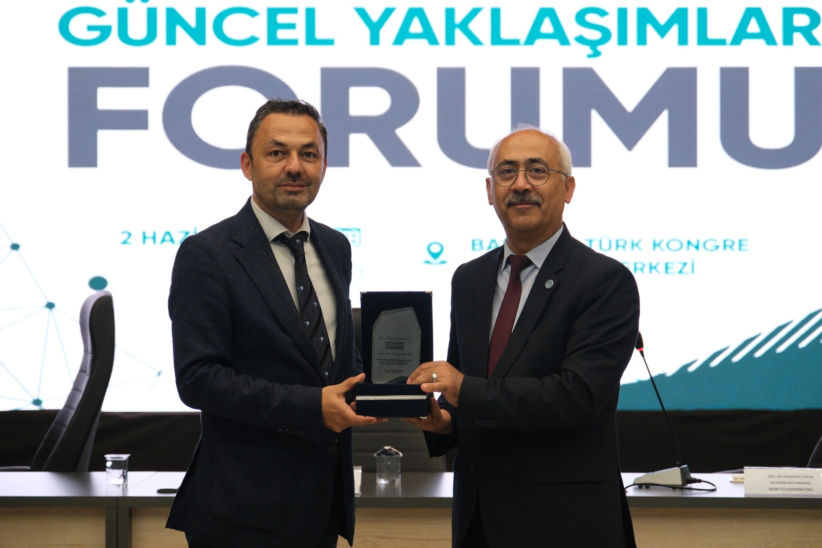Balıkesir MYO ve Balıkesir TTO İş Birliğinde Düzenlenen “Mesleki Eğitimde Güncel Yaklaşımlar Forumu” Kapsamında Katılımcılara Teşekkür Plaketleri Verildi 3