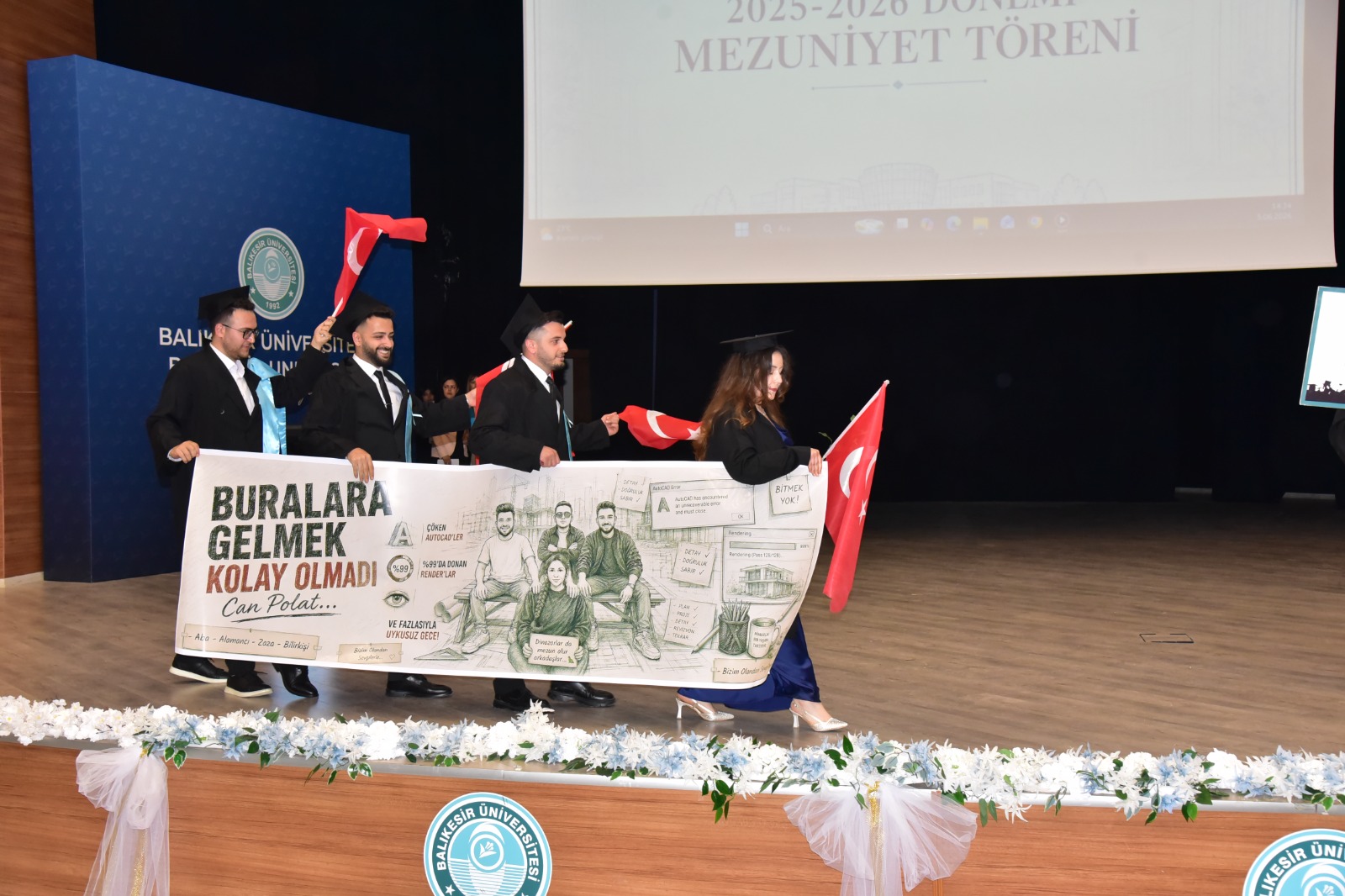 Balıkesir Üniversitesi Mimarlık Fakültesi 2026 yılı Mezuniyet Törenimizi büyük bir gurur ve coşkuyla gerçekleştirdik. 2