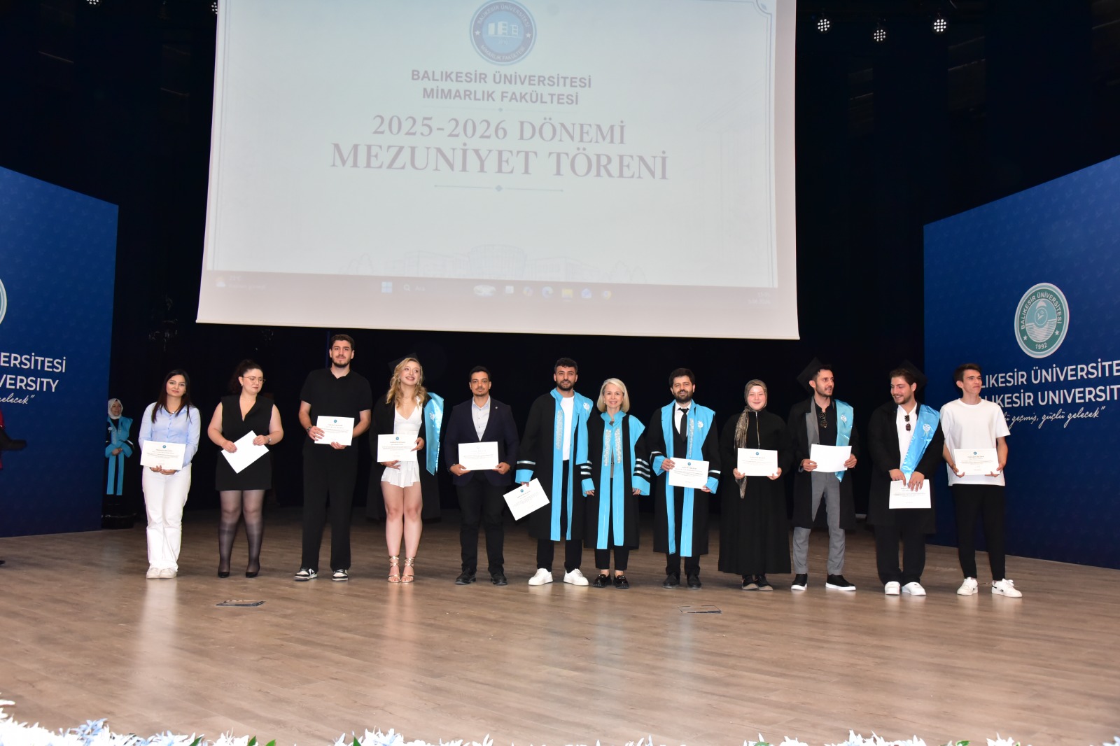 Balıkesir Üniversitesi Mimarlık Fakültesi 2026 yılı Mezuniyet Törenimizi büyük bir gurur ve coşkuyla gerçekleştirdik. 17