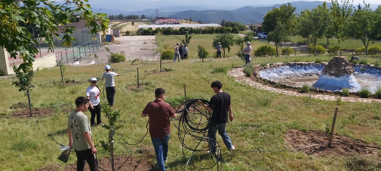 Geleceğin Ormancıları Okulumuzda Pratik Yaptı: Dursunbey MYO'da Bahçe Bakımı