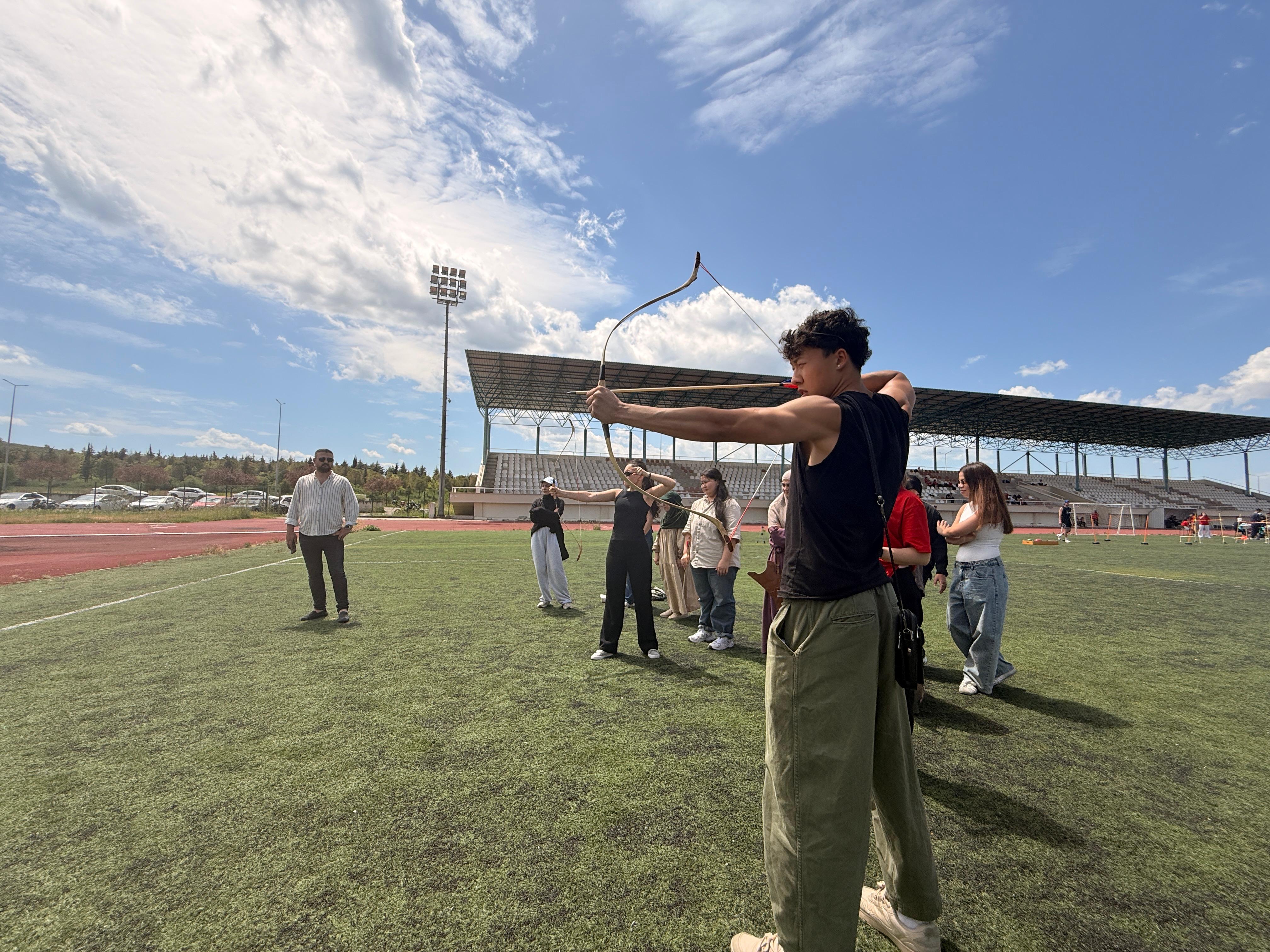 SPORFESTTE LİSELİLER ve ÜNİVERSİTELİLER YARIŞTI 15