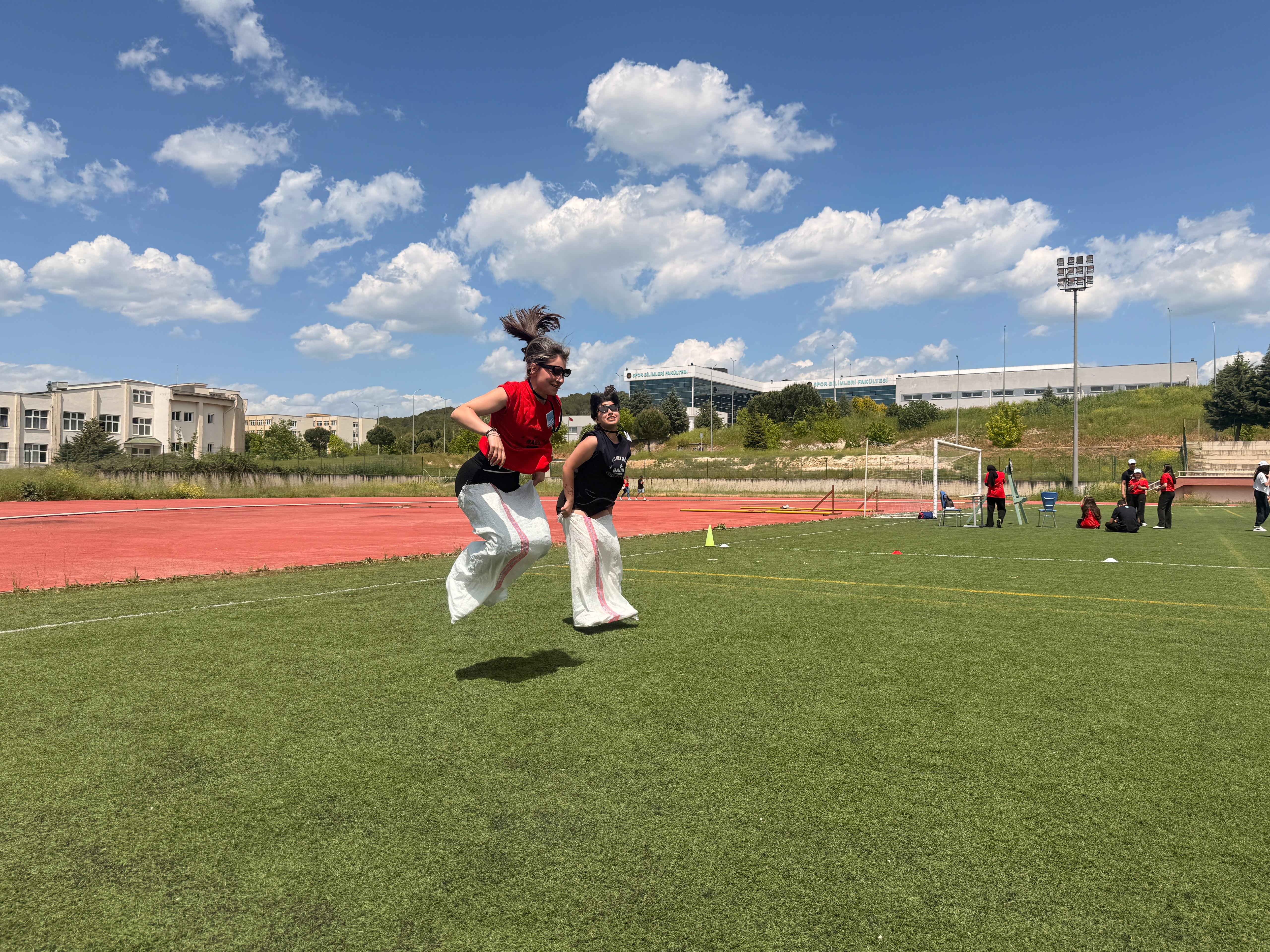 SPORFESTTE LİSELİLER ve ÜNİVERSİTELİLER YARIŞTI 11