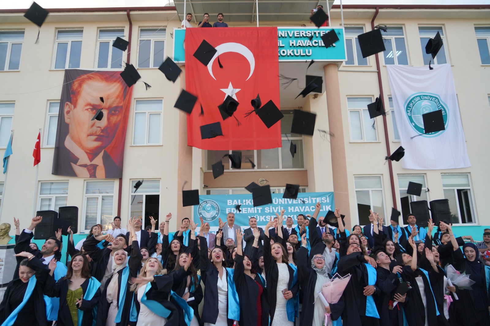 EDREMİT SİVİL HAVACILIK YÜKSEKOKULUNDA MEZUNİYET COŞKUSU 7