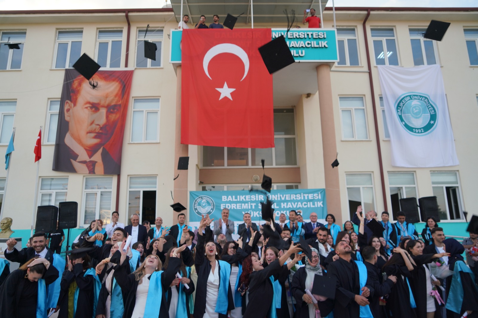 EDREMİT SİVİL HAVACILIK YÜKSEKOKULUNDA MEZUNİYET COŞKUSU