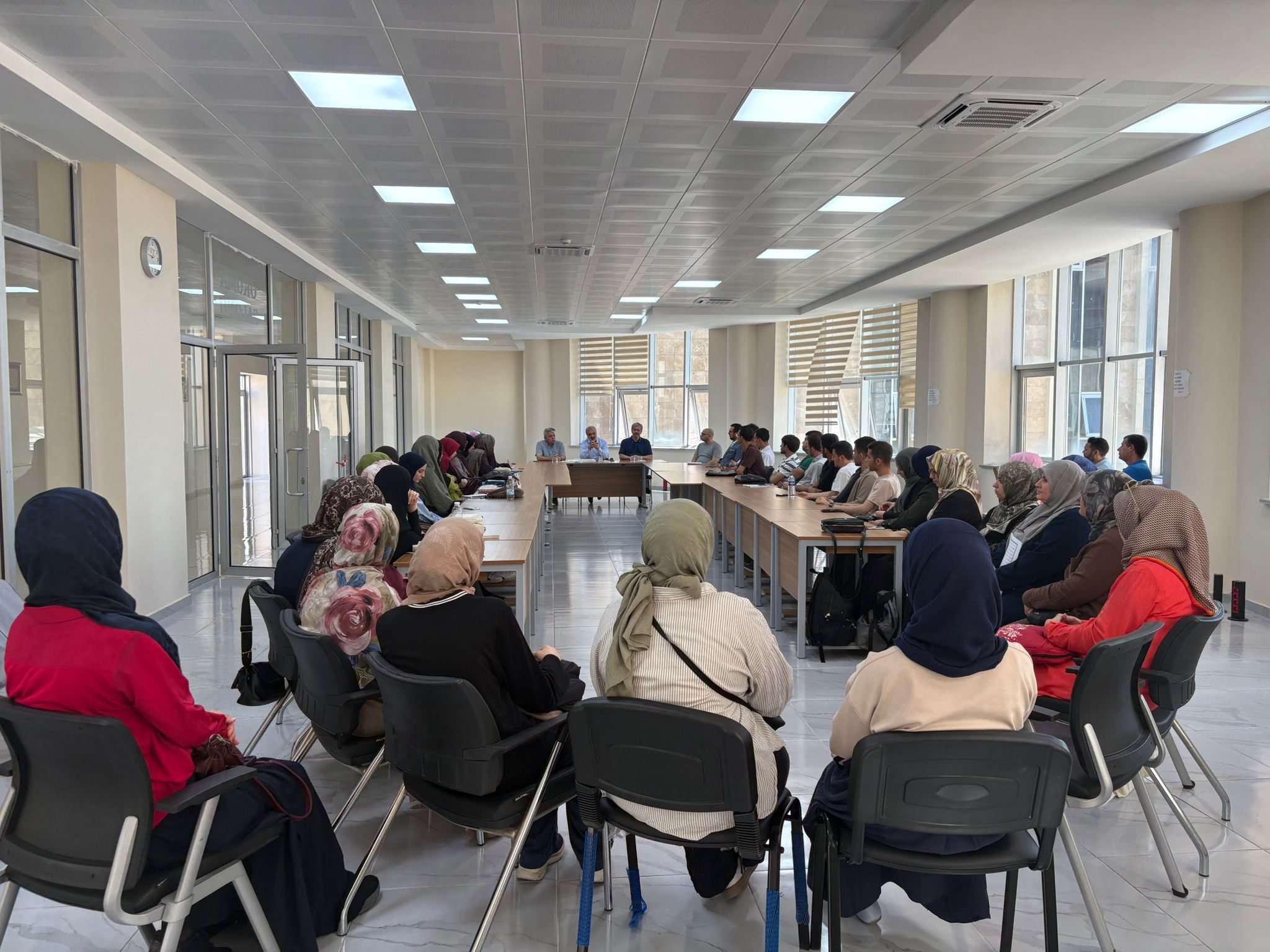 Prof .Dr. Mehmet Emin Ay, Fakültemiz Okuma Salonunda Öğrencilerimizle Buluştu 1