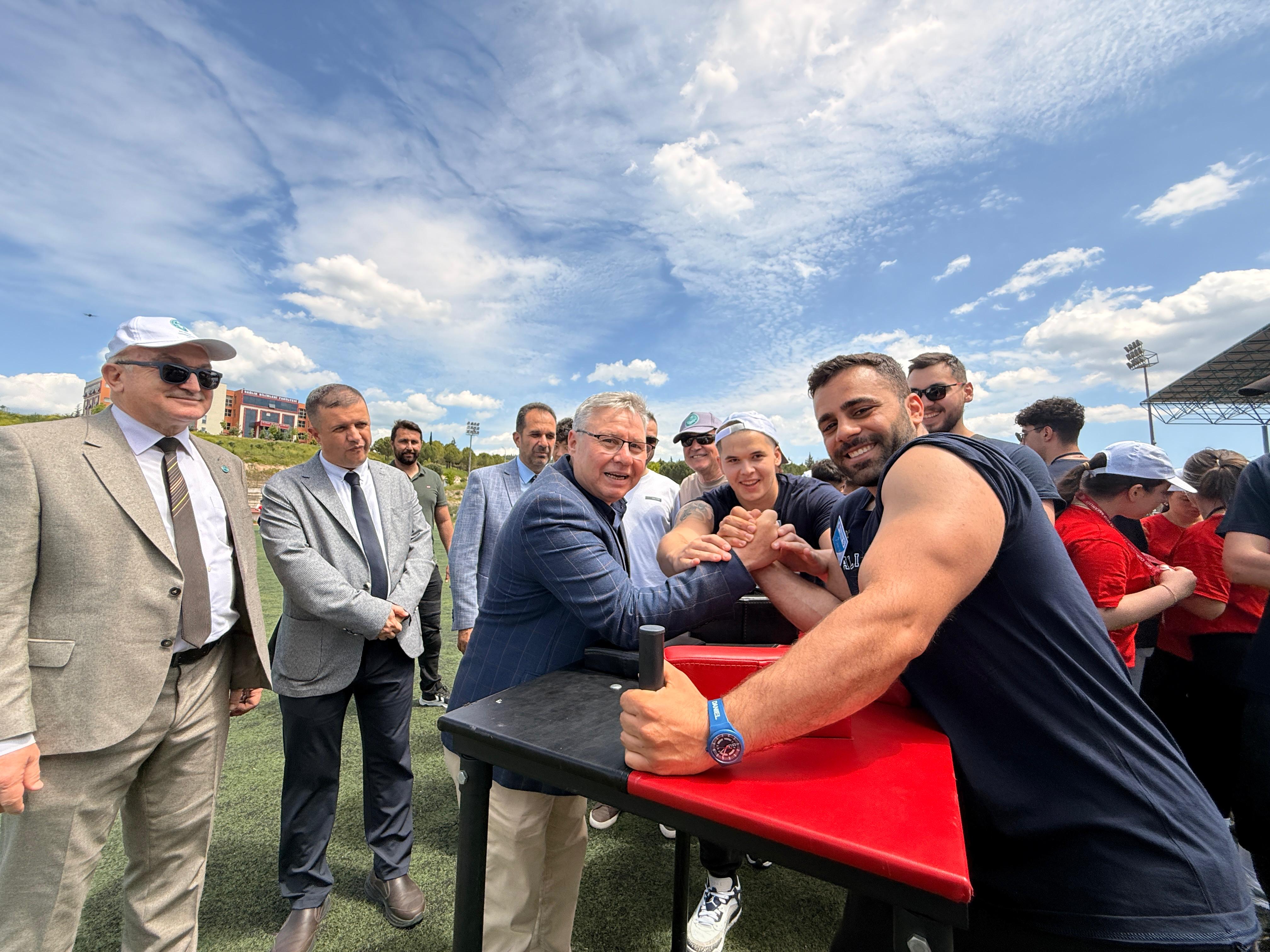 SPORFESTTE LİSELİLER VE ÜNİVERSİTELİLER YARIŞTI