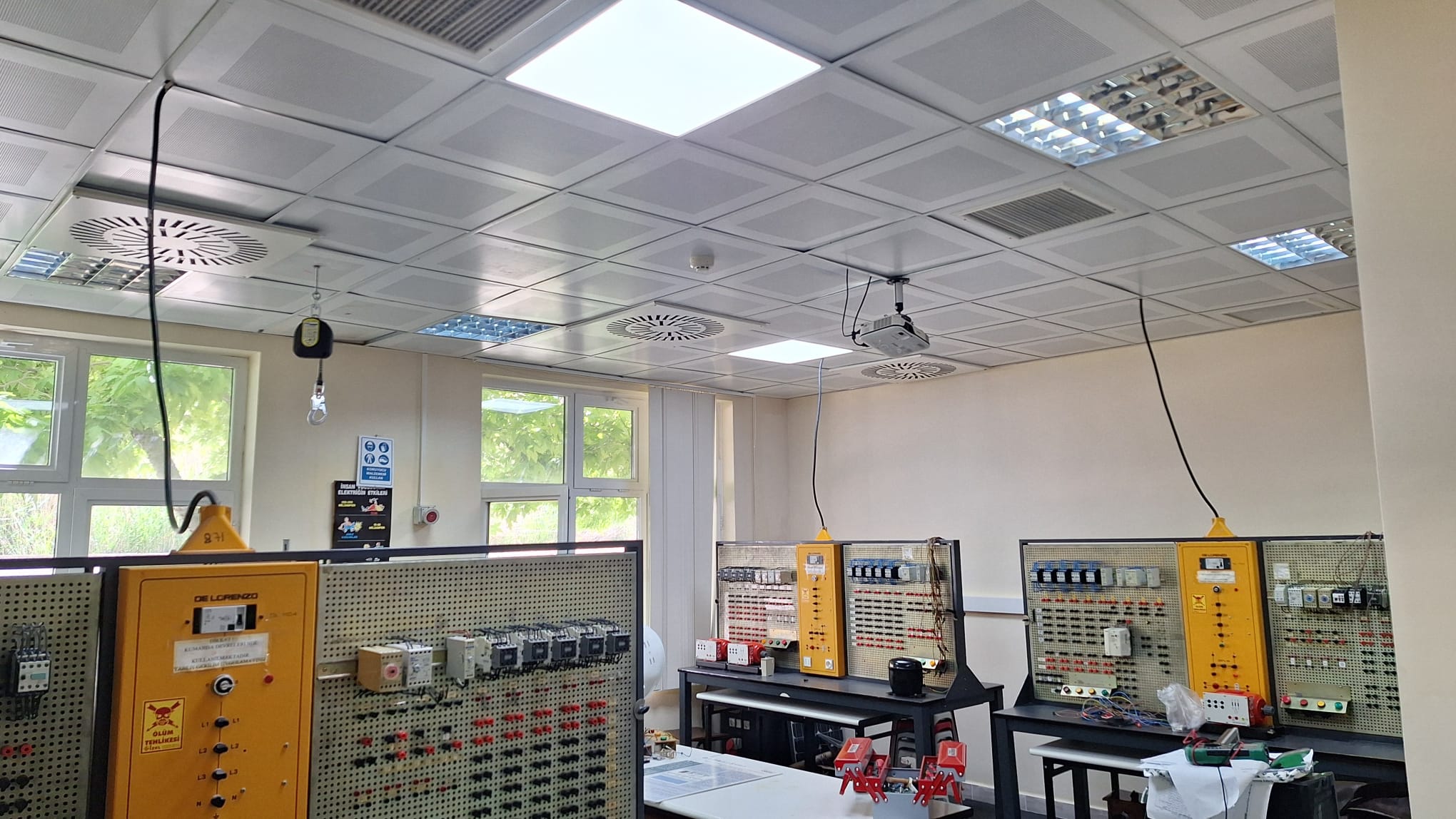 Balıkesir Meslek Yüksekokulunda Güneş Enerjisi Destekli Laboratuvar Aydınlatma Sistemi Aktif Olarak Kullanılıyor 4