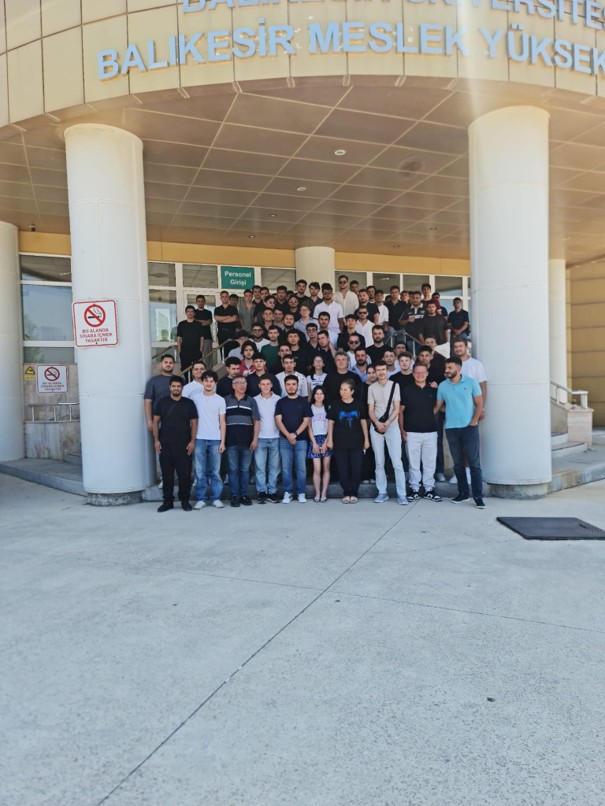 Elektrik ve Enerji Bölümü Öğrencileri Mezuniyet Sevinci Yaşadı 4