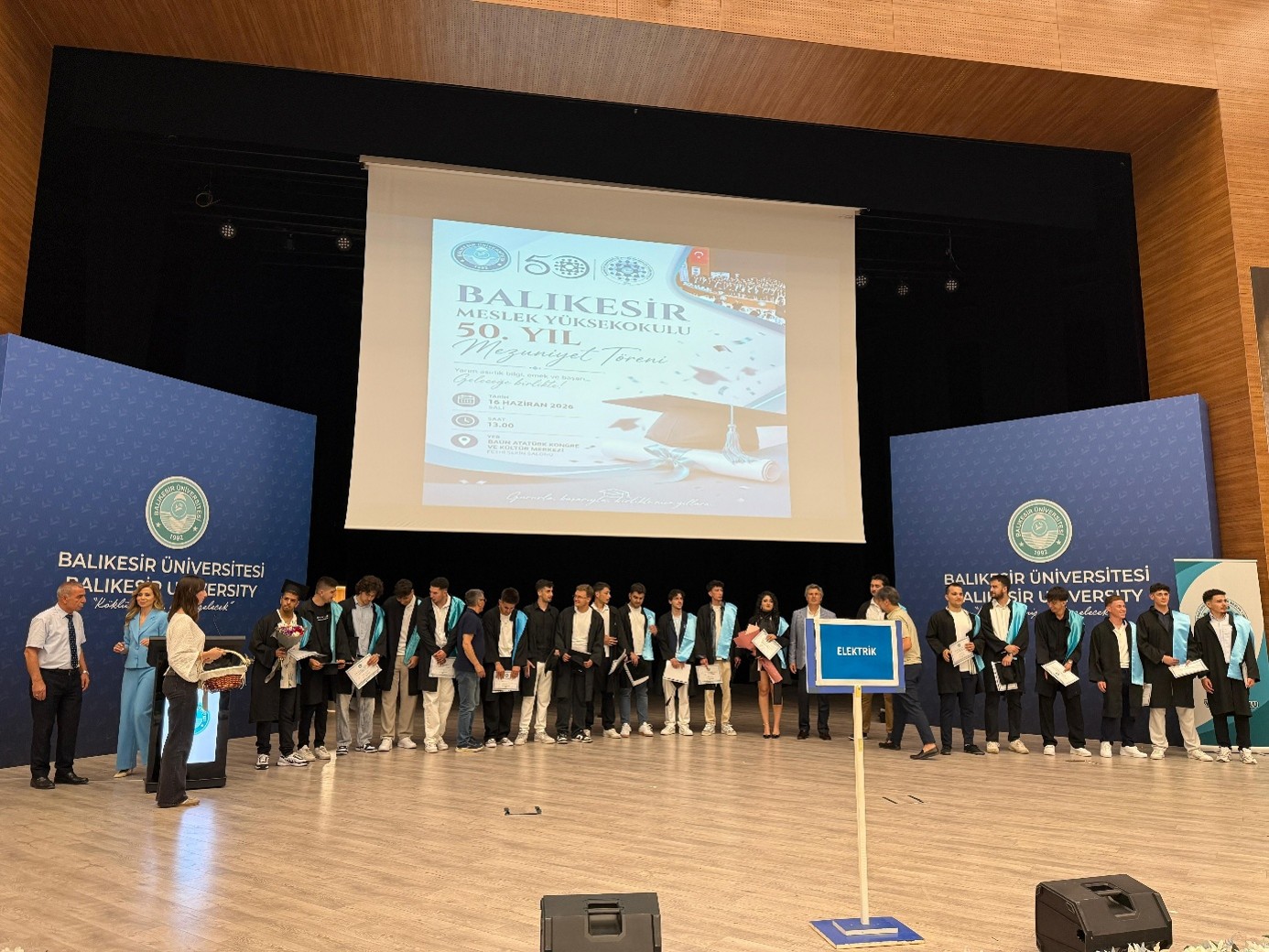 Elektrik ve Enerji Bölümü Öğrencileri Mezuniyet Sevinci Yaşadı 1