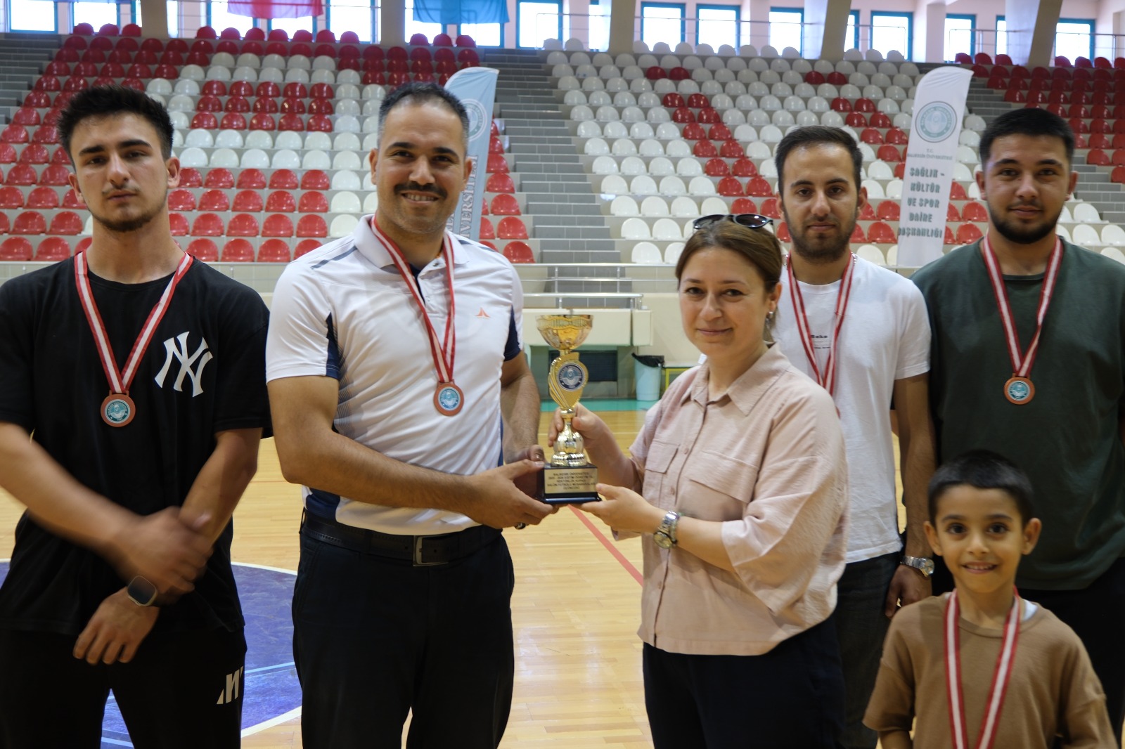 Balıkesir Üniversitesi Rektörlük Salon Personel Turnuvası' nda Bigadiç MYO' dan Büyük Başarı