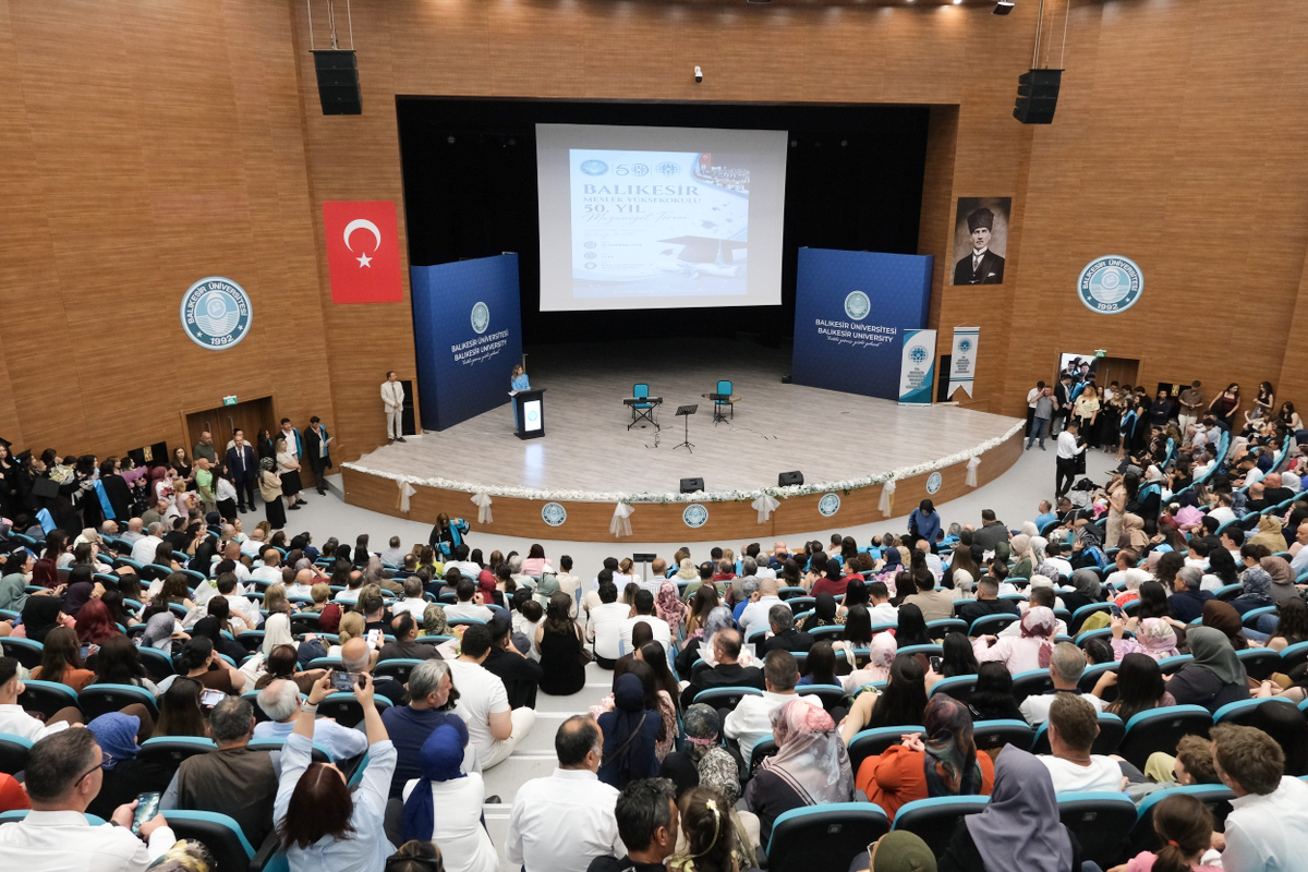 Balıkesir MYO’da Mezuniyet Gururu 3