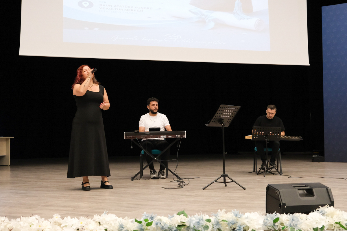 Balıkesir MYO’da Mezuniyet Gururu 11