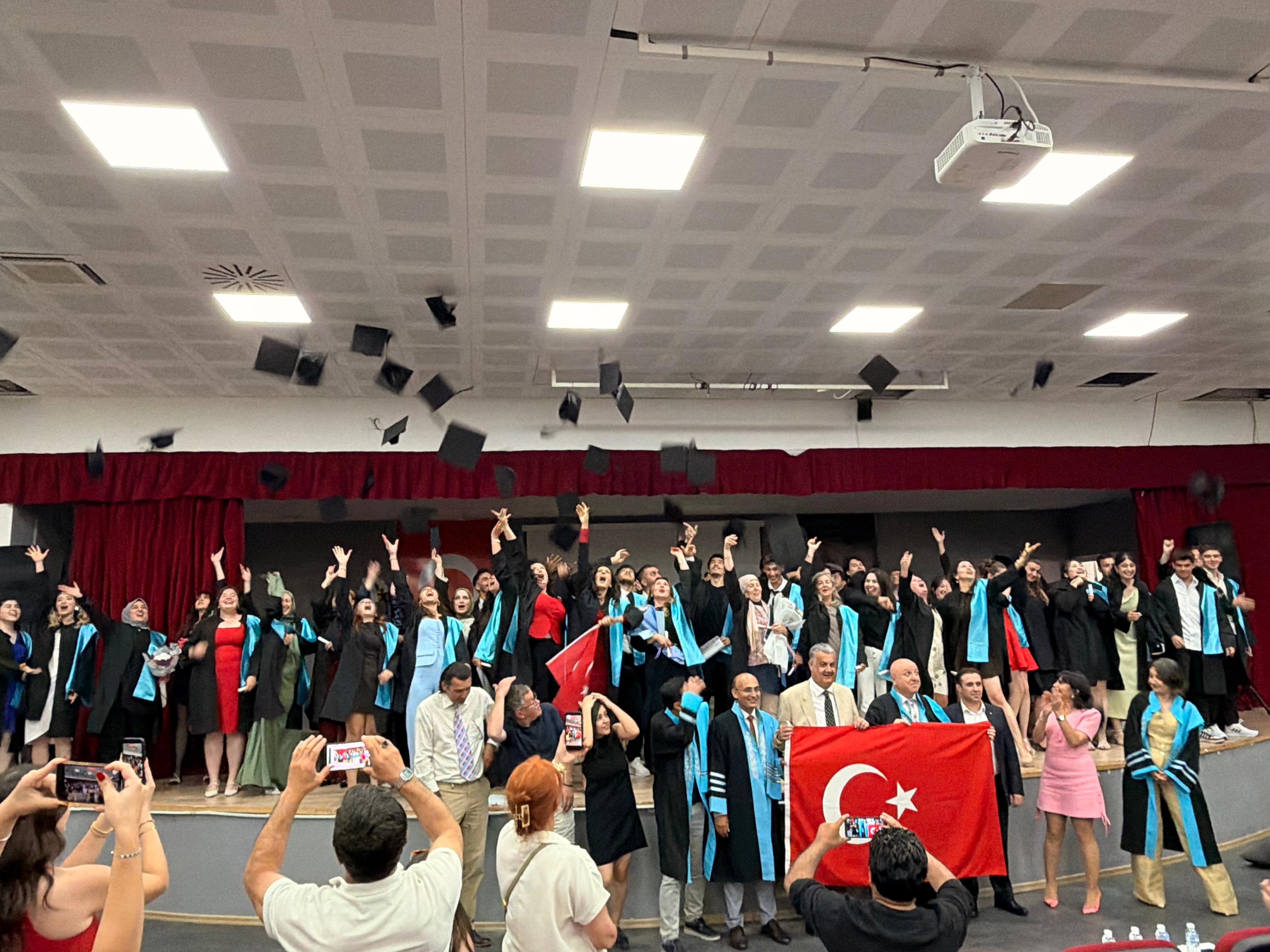 Kimya Teknolojisi Programında Mezuniyet Coşkusu 1