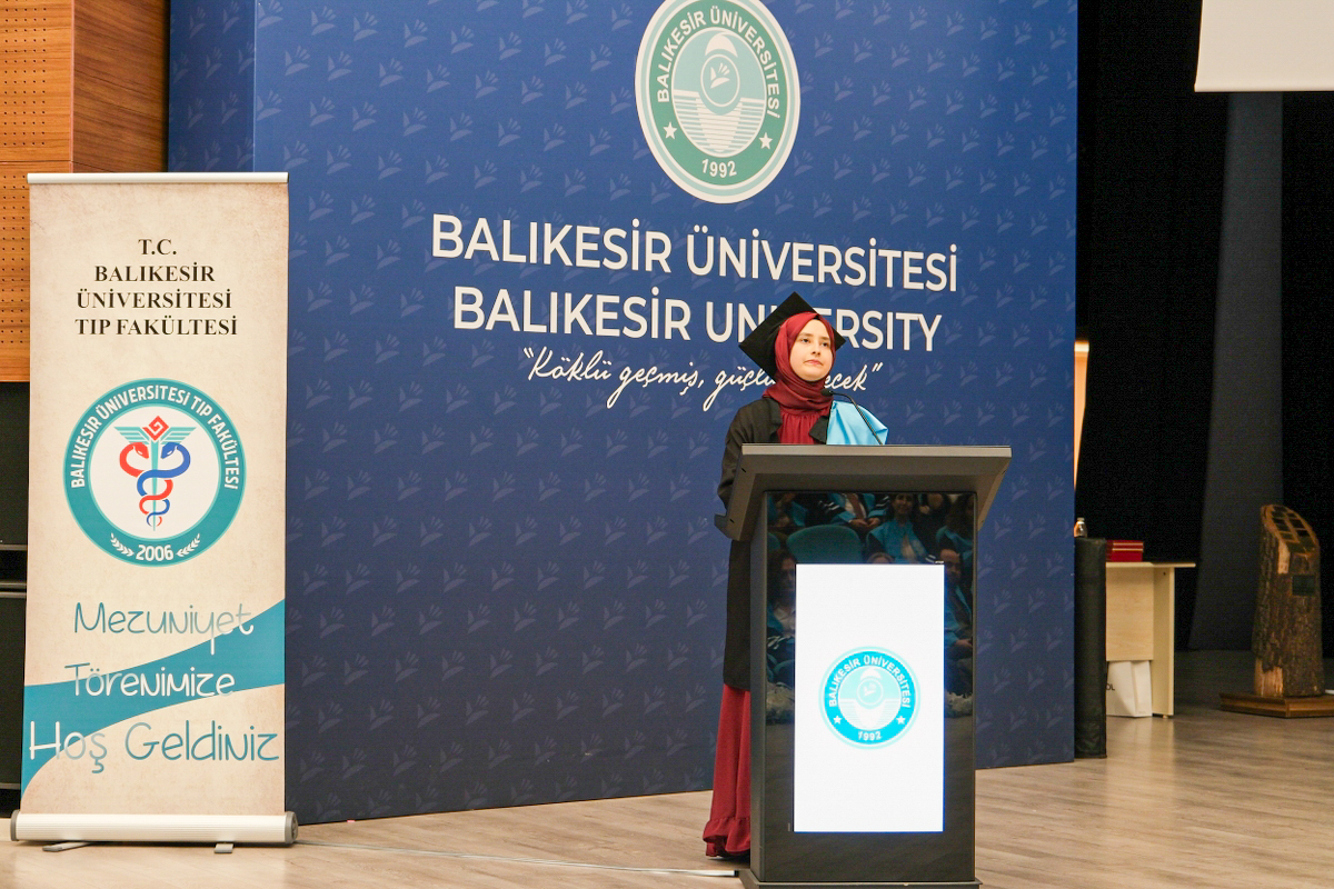 Balıkesir Üniversitesi Tıp Fakültesinde Mezuniyet Sevinci 8