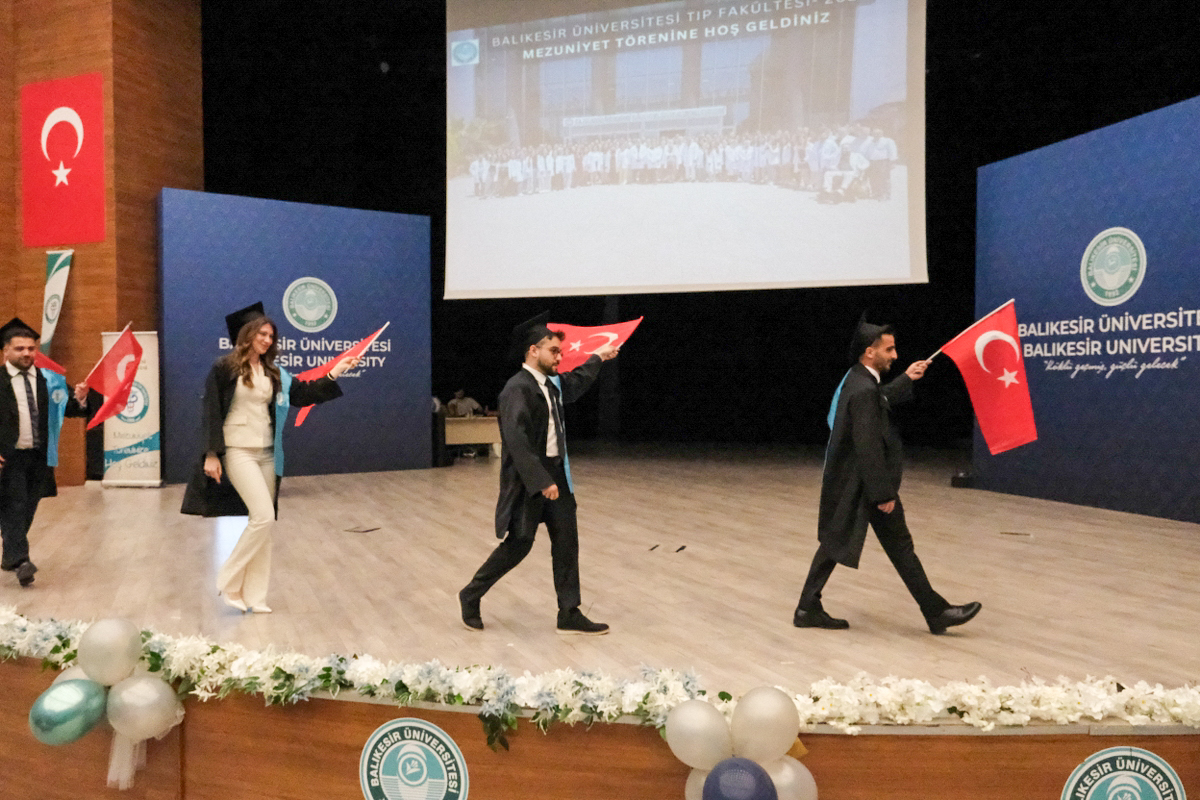 Balıkesir Üniversitesi Tıp Fakültesinde Mezuniyet Sevinci 3