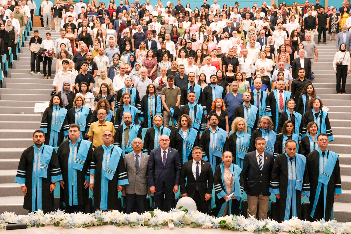Balıkesir Üniversitesi Tıp Fakültesinde Mezuniyet Sevinci 4