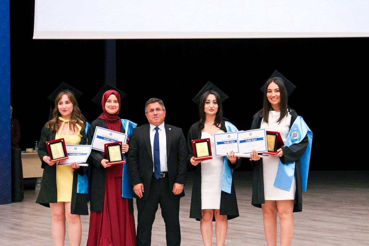 Balıkesir Üniversitesi Tıp Fakültesinde Mezuniyet Sevinci 14