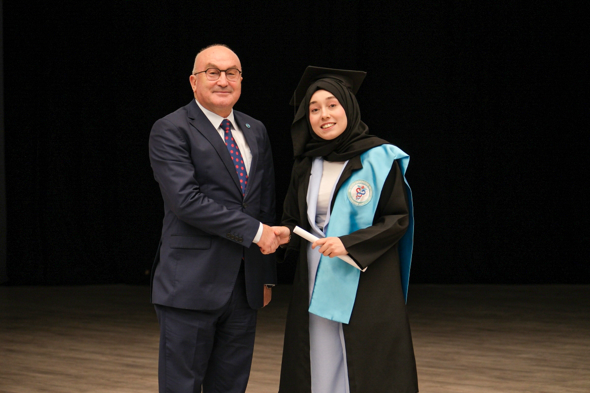 Balıkesir Üniversitesi Tıp Fakültesinde Mezuniyet Sevinci 16