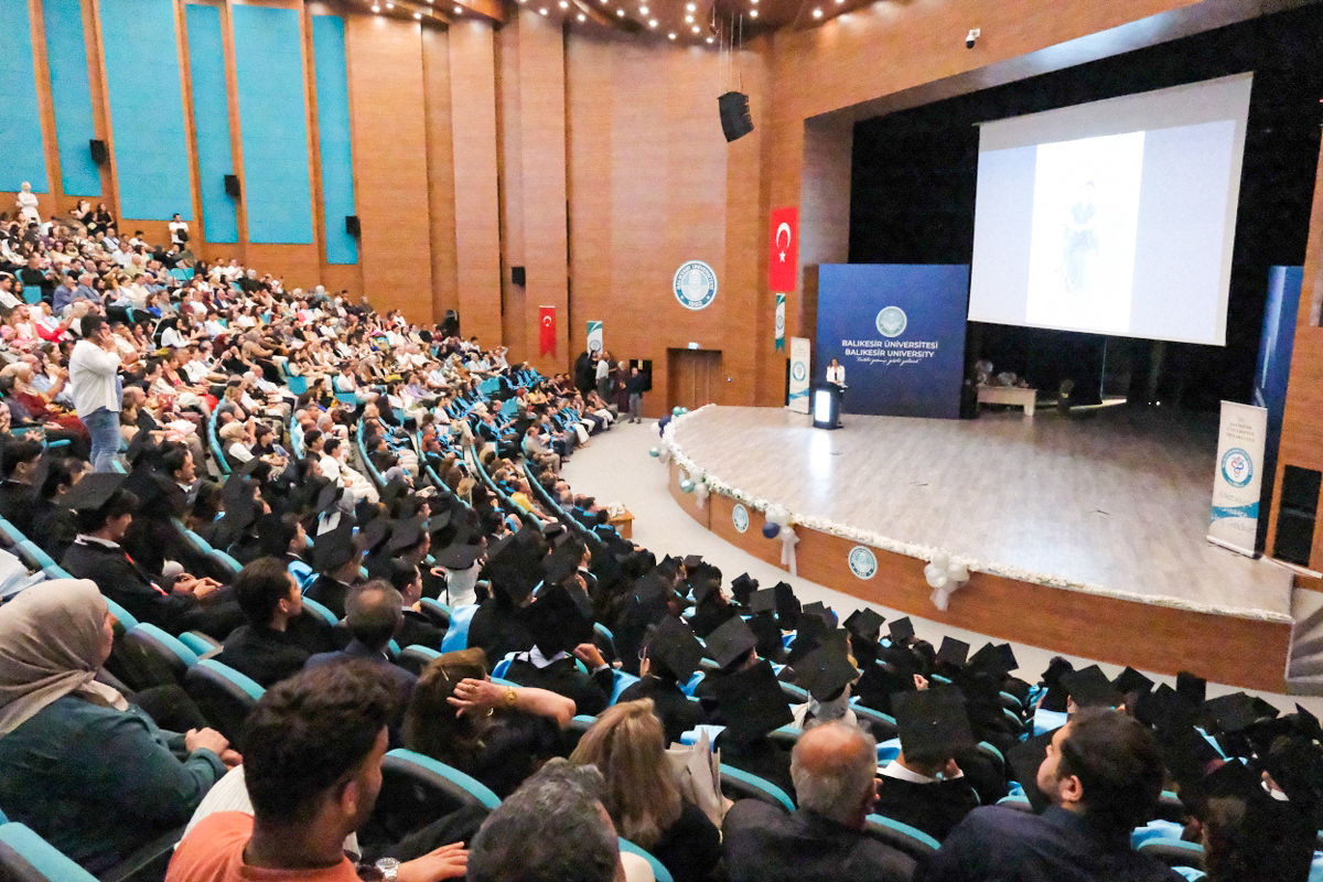 Balıkesir Üniversitesi Tıp Fakültesinde Mezuniyet Sevinci 6
