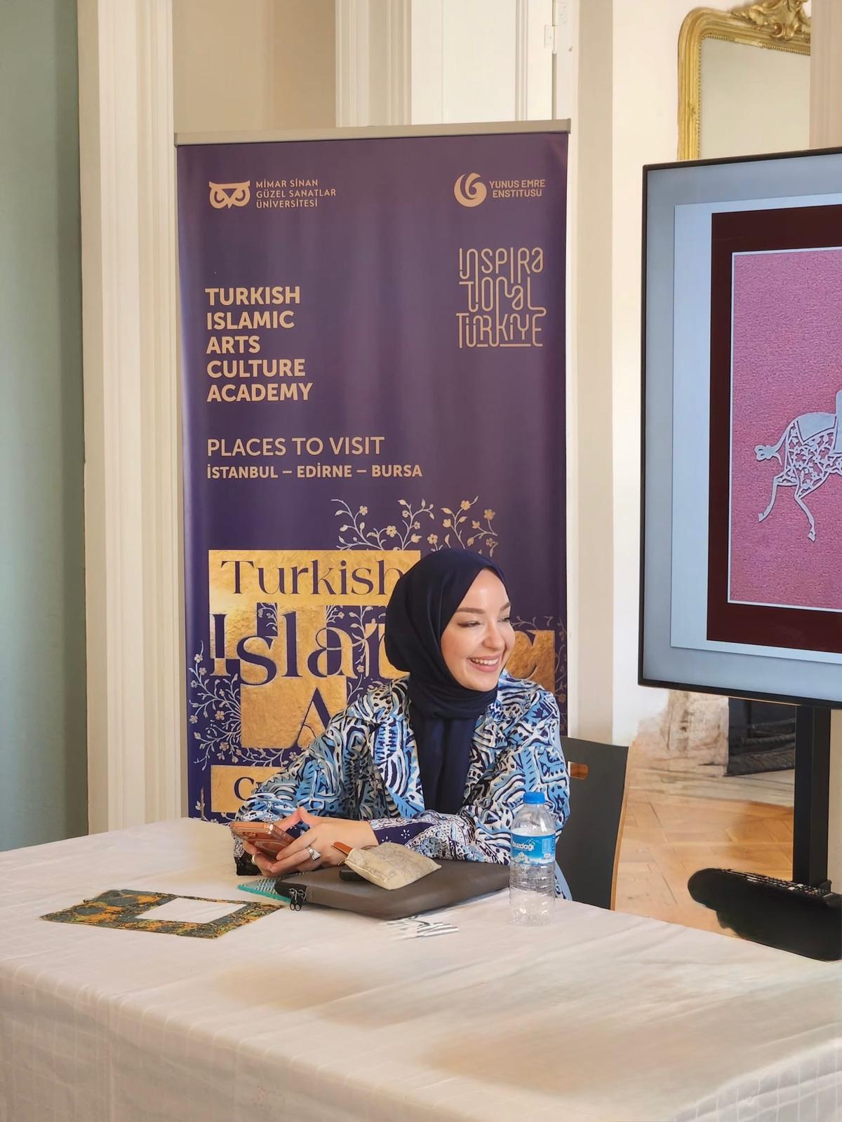 Balıkesir Üniversitesi İlahiyat Fakültesi Öğretim Üyesi Dr. Öğr. Üyesi Beyza Çakır, Türk İslam Sanatları Kültür Akademisinde Katı Sanatı Dersleri Verdi
