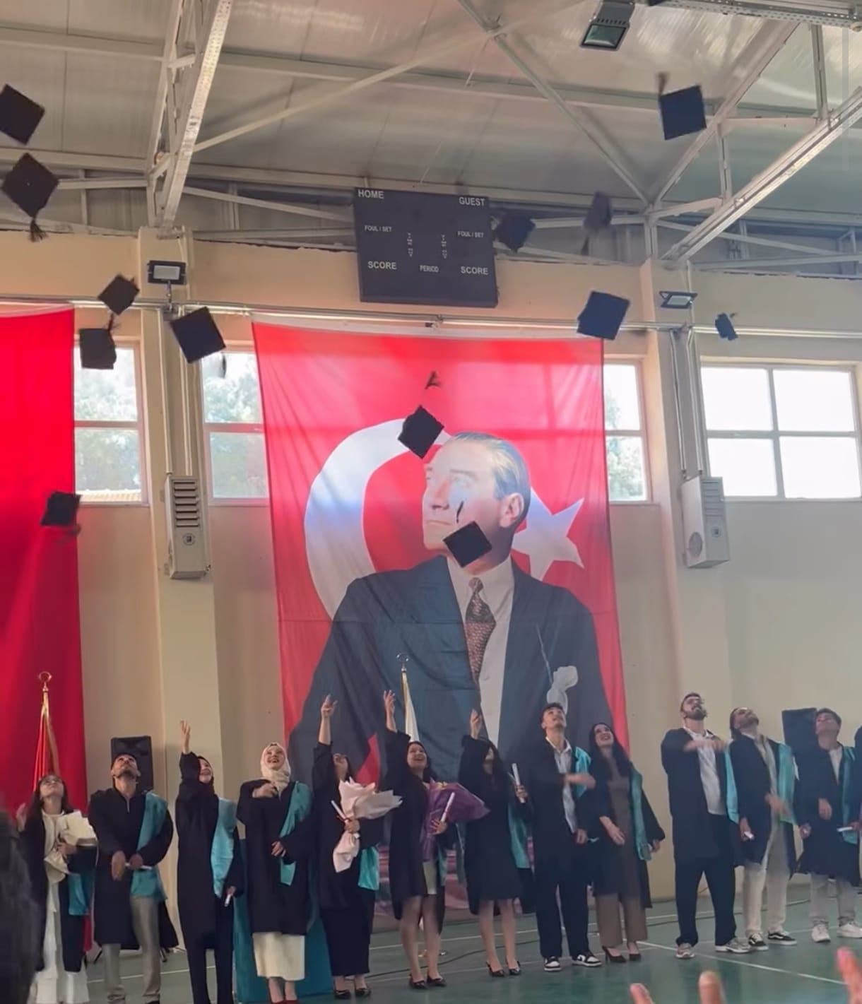 Savaştepe Meslek Yüksekokulu 2025-2026 Akademik Yılı Mezuniyet Töreni gerçekleştirildi.