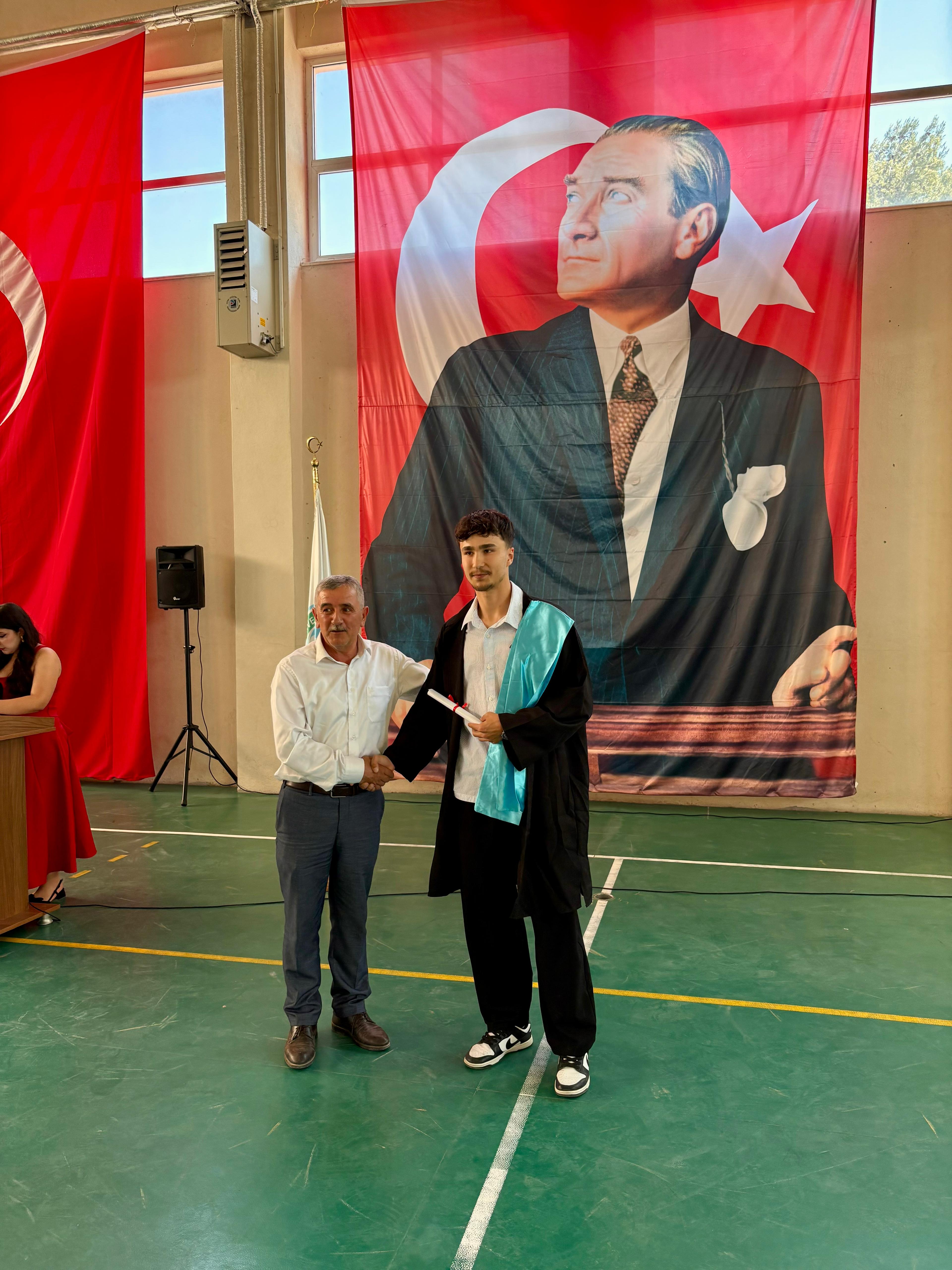 Savaştepe Meslek Yüksekokulu 2025-2026 Akademik Yılı Mezuniyet Töreni gerçekleştirildi. 14