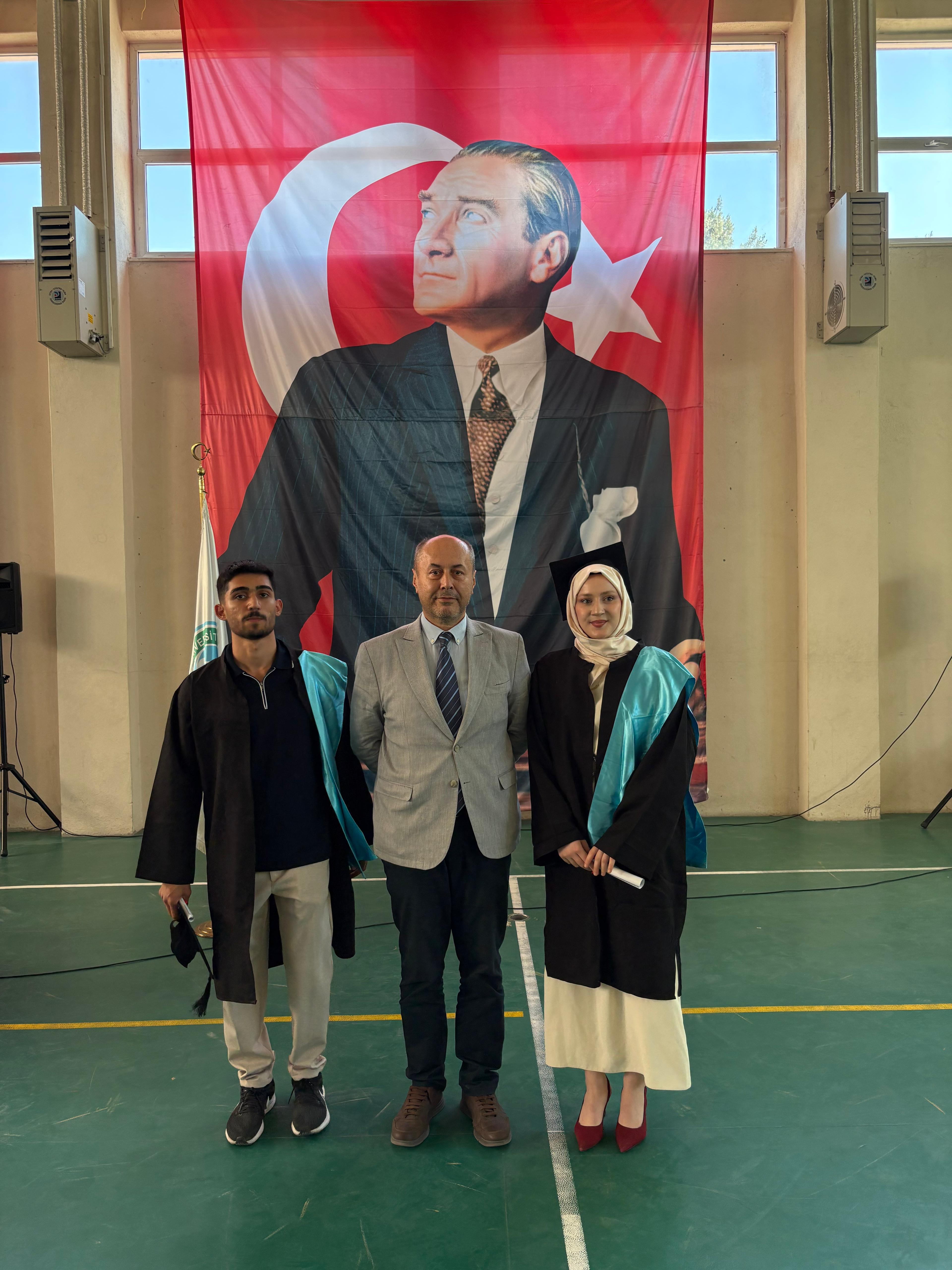 Savaştepe Meslek Yüksekokulu 2025-2026 Akademik Yılı Mezuniyet Töreni gerçekleştirildi. 19