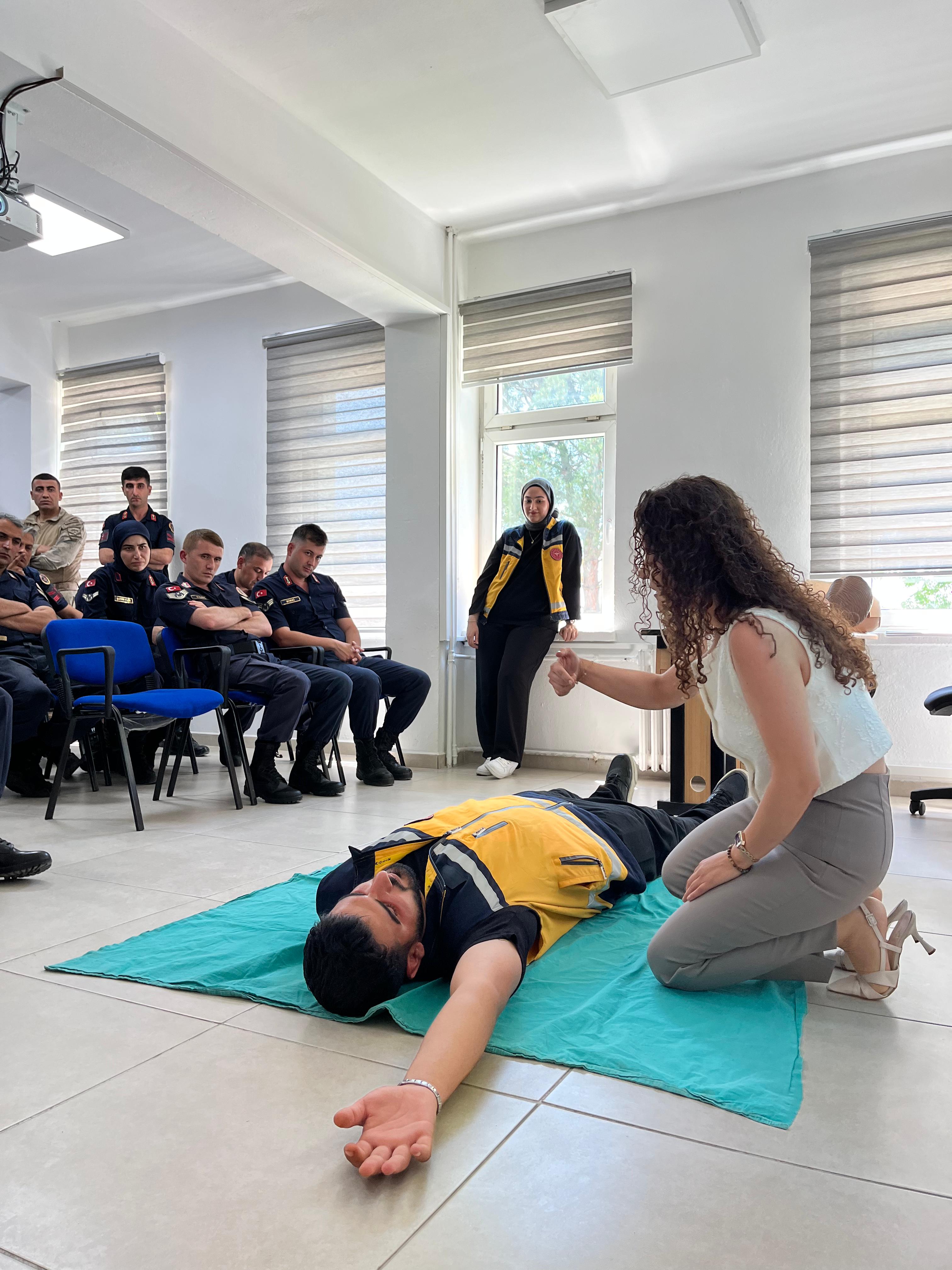 İvrindi İlçe Jandarma Komutanlığında İlk yardım Bilgilendirme Eğitimi 4