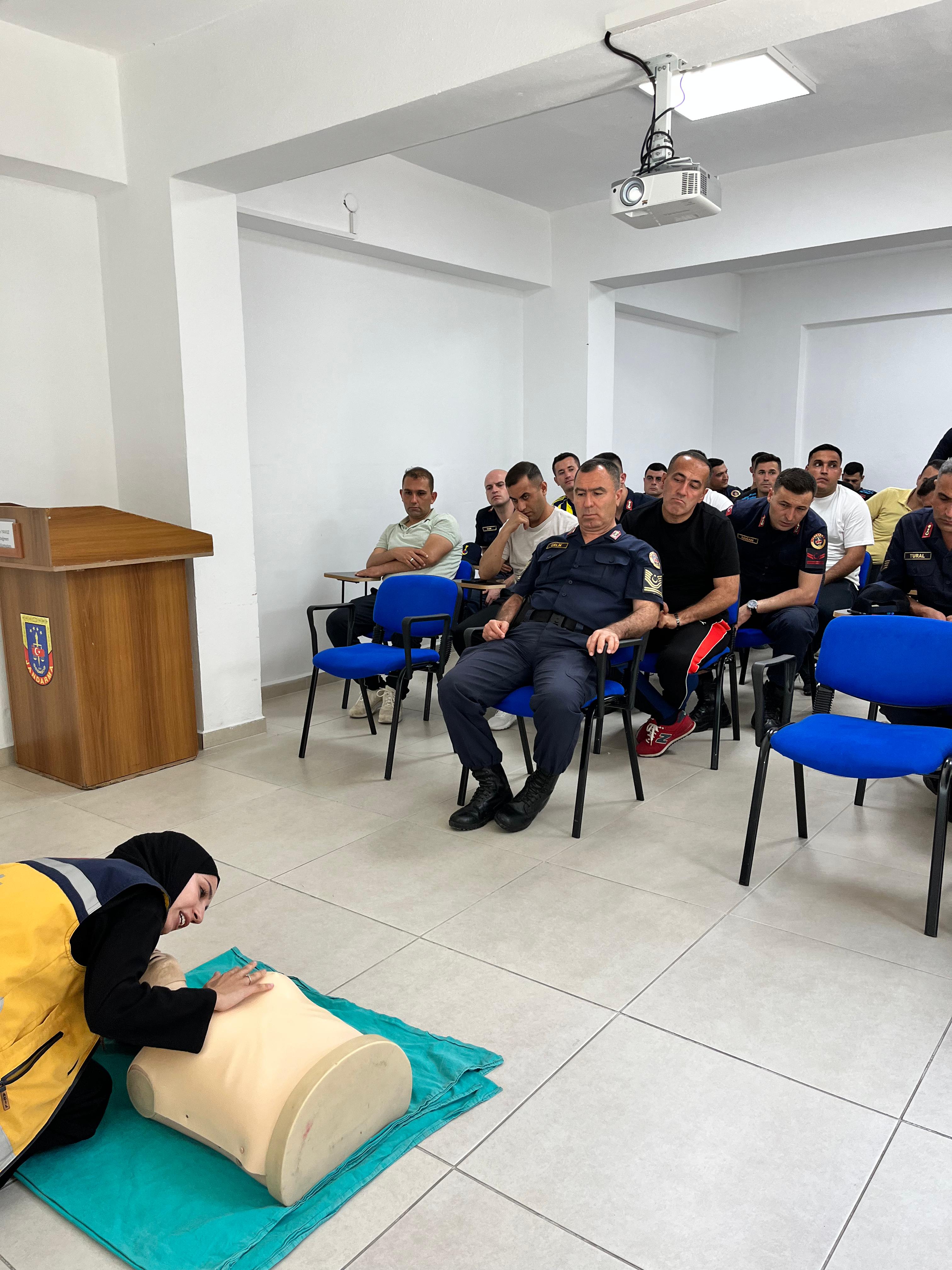 İvrindi İlçe Jandarma Komutanlığında İlk yardım Bilgilendirme Eğitimi 1