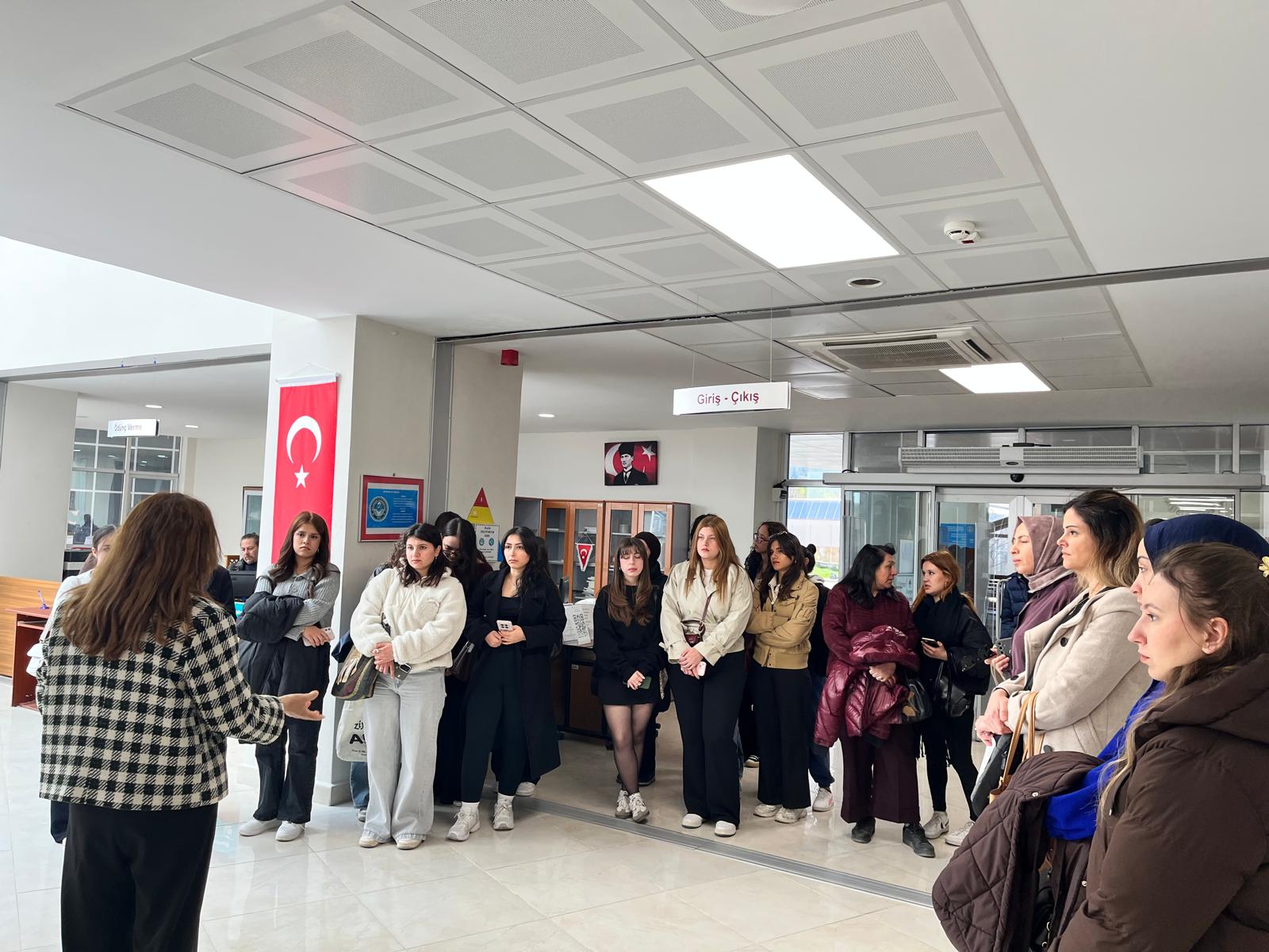 Tıbbi Hizmetler ve Teknikler Bölümü Öğrencilerinden Merkez Kütüphaneye Ziyaret 3