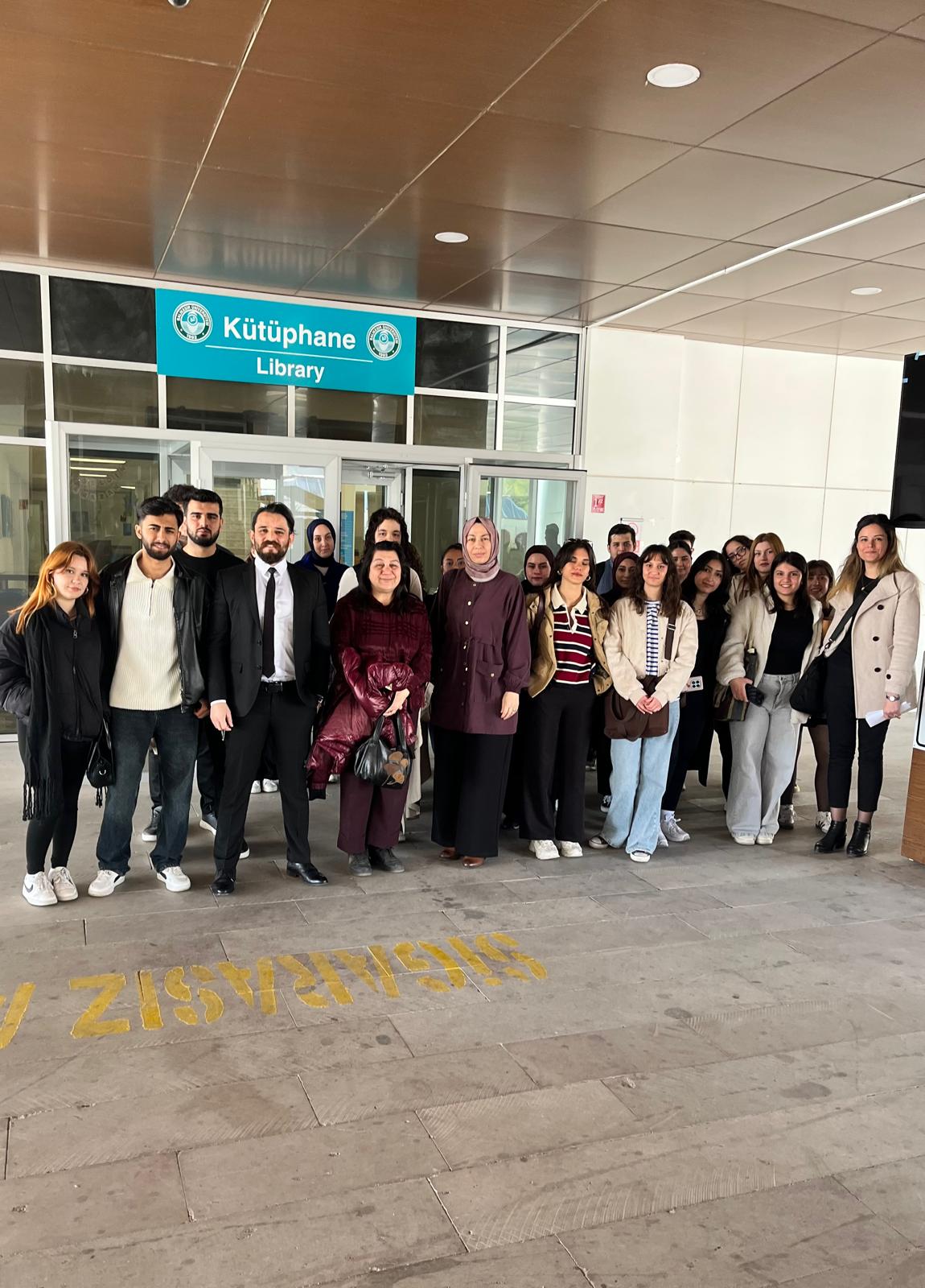 Tıbbi Hizmetler ve Teknikler Bölümü Öğrencilerinden Merkez Kütüphaneye Ziyaret