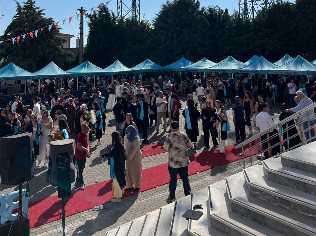 Bigadiç MYO' da Mezuniyet Coşkusu 16