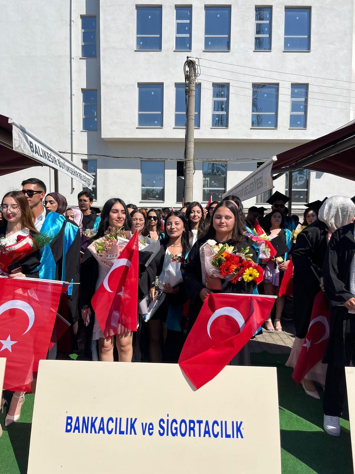 Bigadiç MYO' da Mezuniyet Coşkusu 28