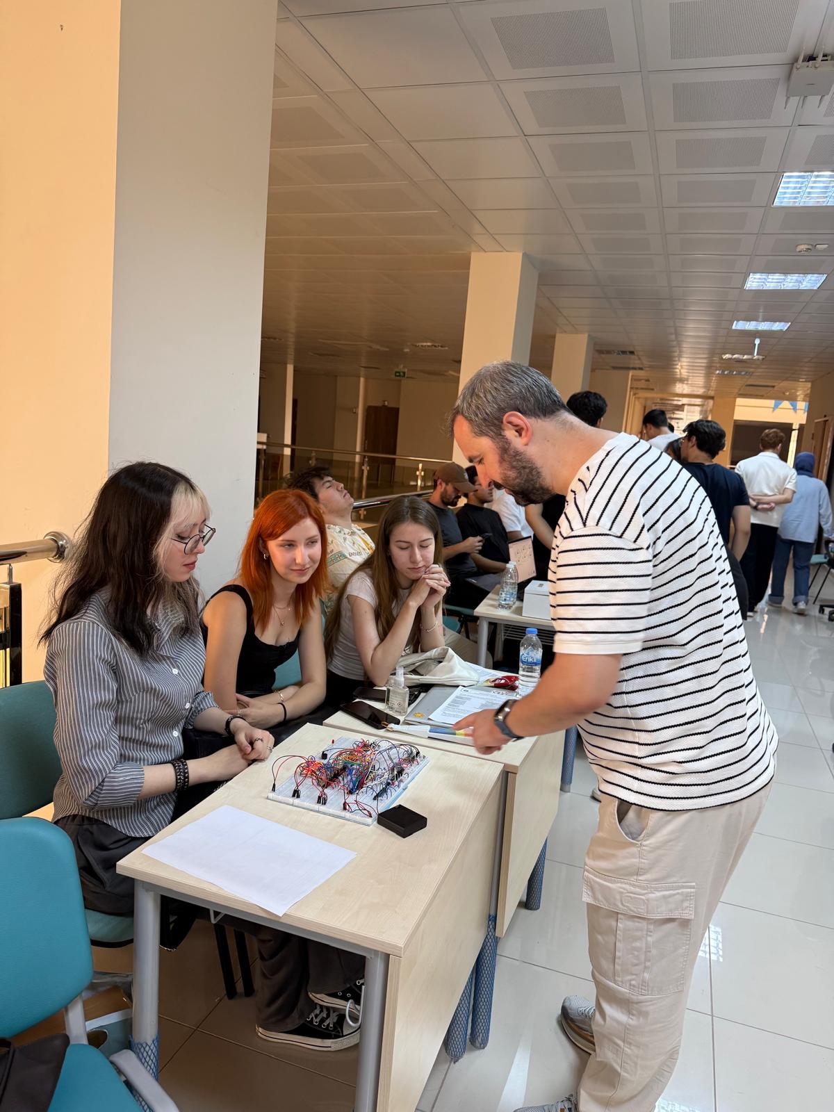 Sayısal Tasarım Laboratuvarı Proje Sergisi Başarıyla Gerçekleştirildi 4