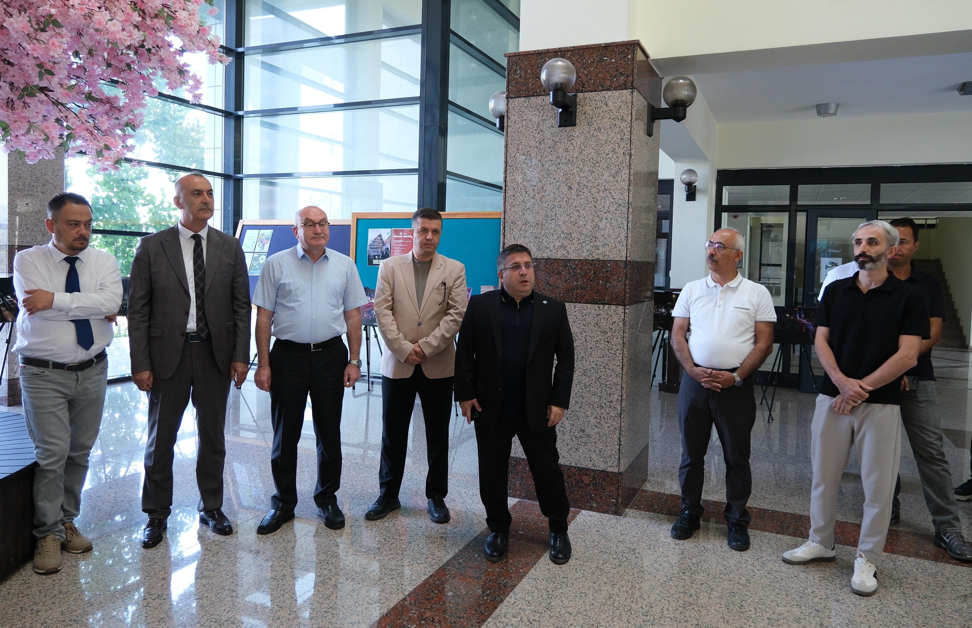 Balıkesir Üniversitesinde 15 Temmuz Demokrasi ve Milli Birlik Günü Fotoğraf Sergisi Ziyarete Açıldı 2