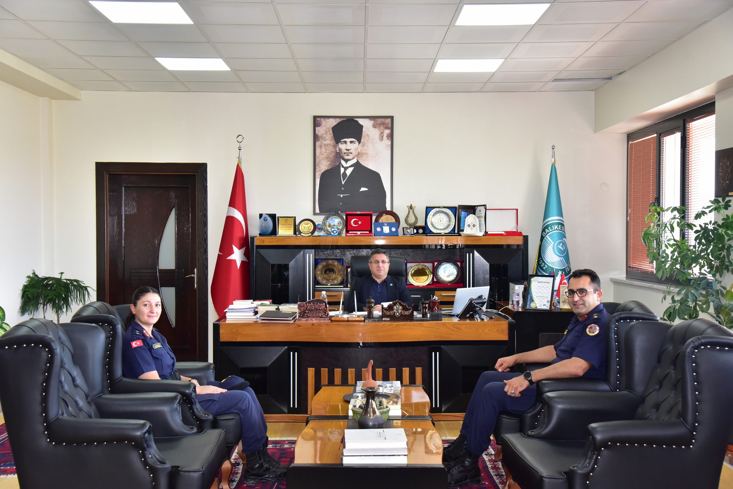 Altıeylül İlçe Jandarma Komutanı J.Kd. Yzb. Erol Bilgin’den Rektör Oğurlu’ya Ziyaret