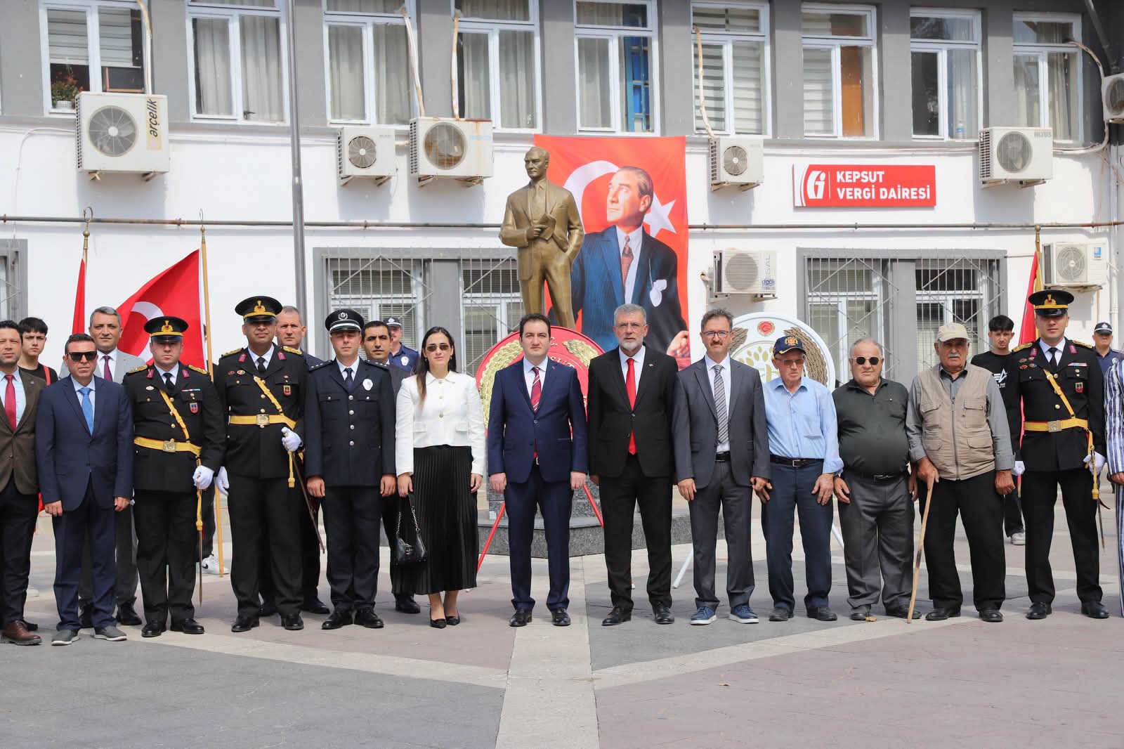 Yüksekokul Müdürümüz Prof.Dr.Şükrü Hakan ATALGIN İlçemizde Düzenlenen 30 Ağustos Zafer Bayramı Törenine Katılım Sağladı.