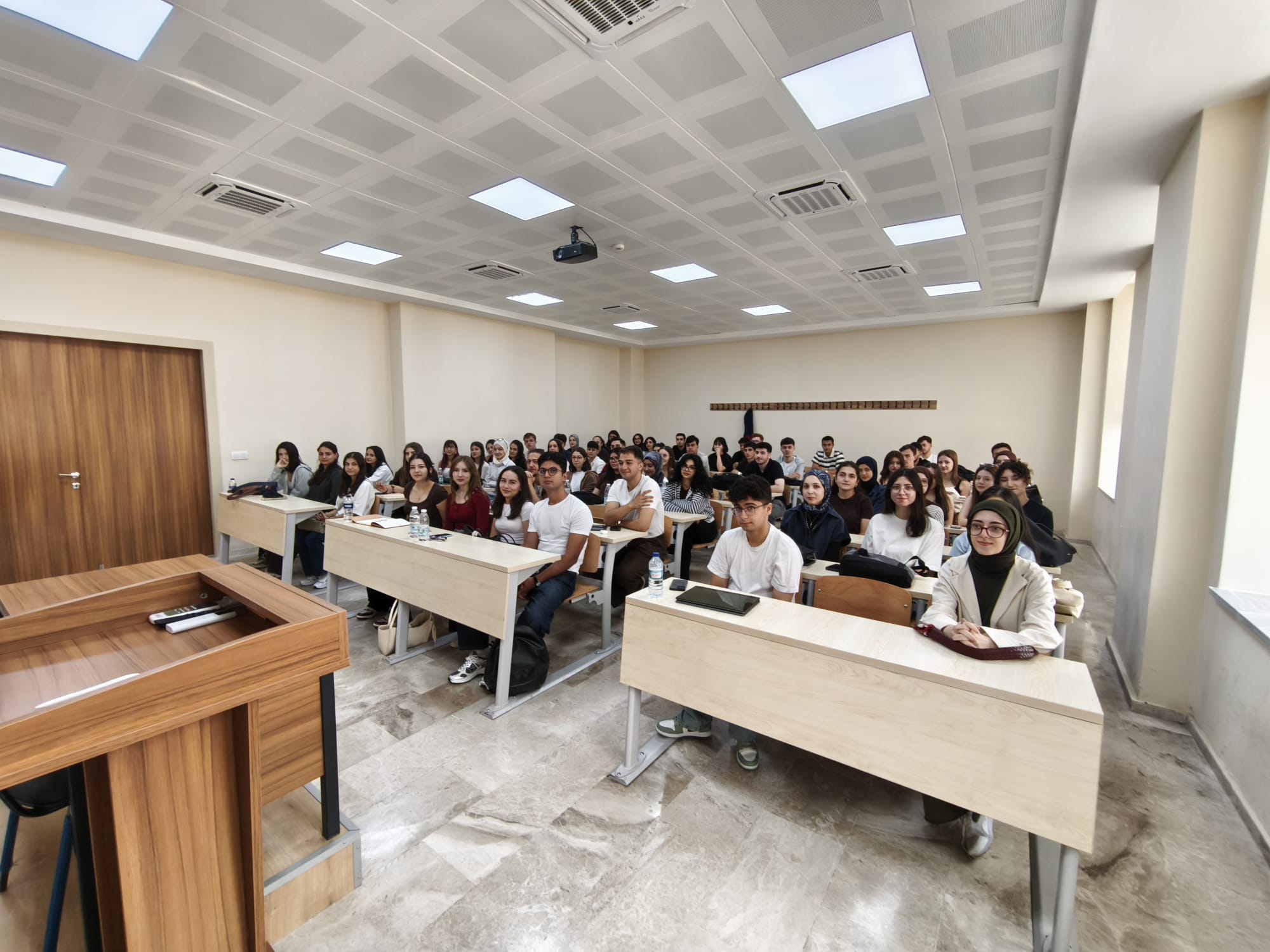 Hukuk Fakültemizde Yeni Öğrencilerimizle Tanışma Toplantısı Gerçekleştirildi 1