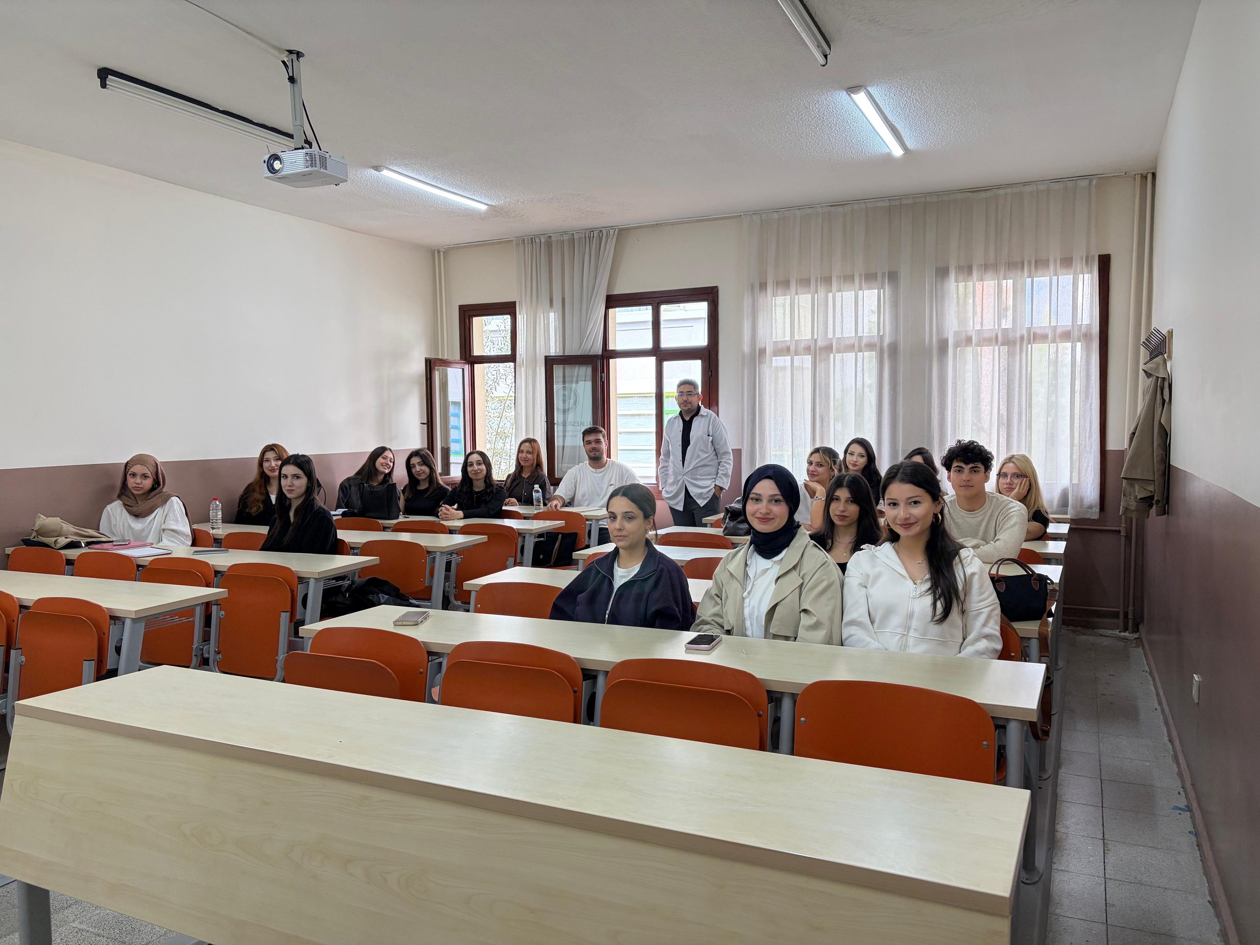 Kimya Teknolojisi Programı 2026 Girişli Öğrencileriyle Dönem Başı Danışmanlık ve Uyum Toplantısı Gerçekleştirildi 3