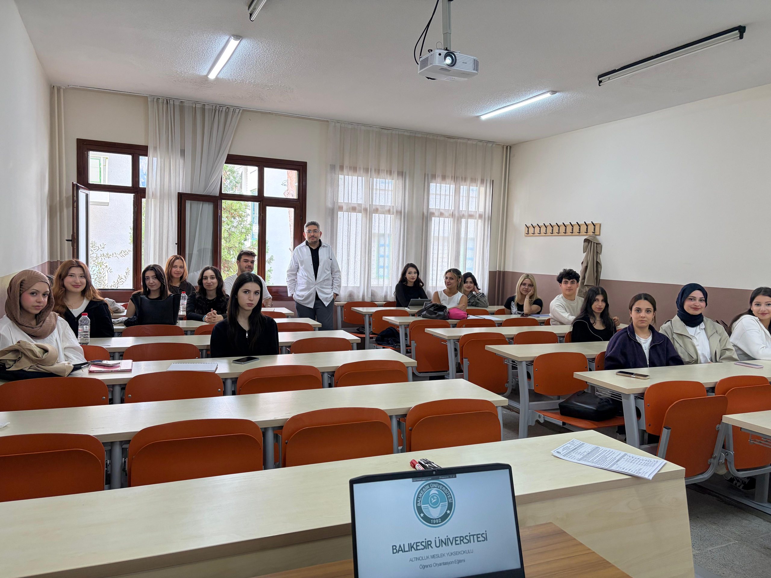 Kimya Teknolojisi Programı 2026 Girişli Öğrencileriyle Dönem Başı Danışmanlık ve Uyum Toplantısı Gerçekleştirildi