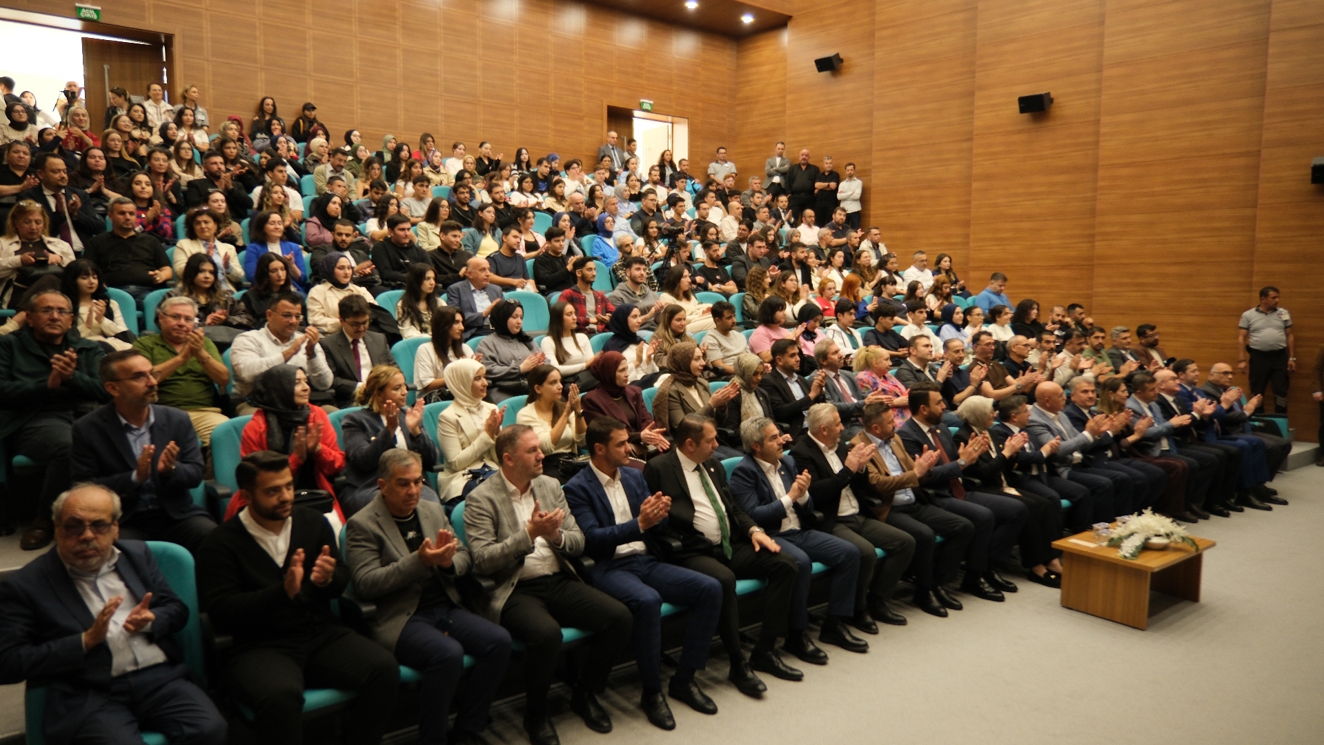 BAÜN Hukuk Fakültesinde Açılış Dersini Ak Parti Genel Başkan Yardımcısı Belgin Uygur Verdi: Terörsüz Türkiye Mesajı  2