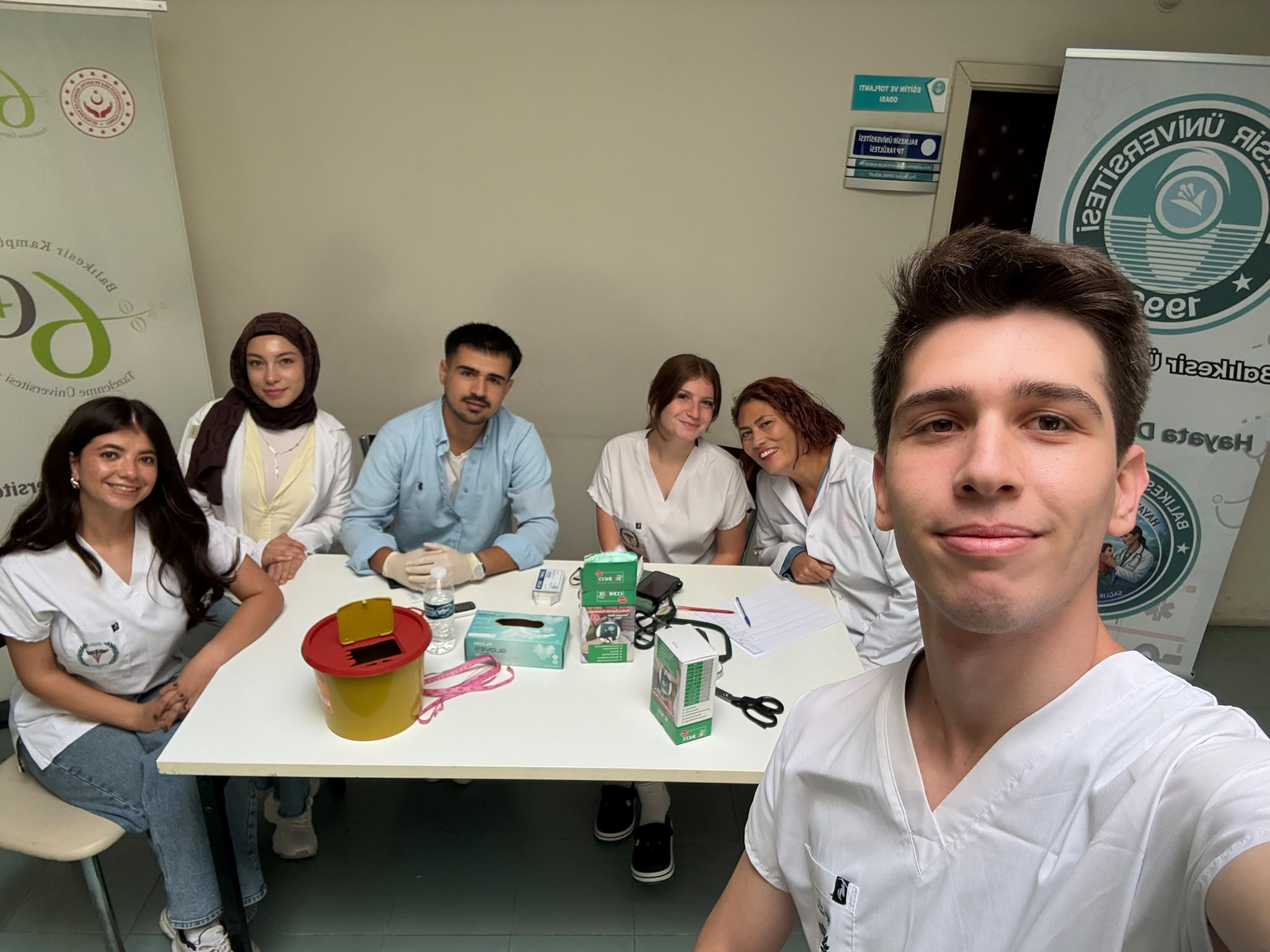 Tazelenme Üniversitesi'ne kayıt yaptıran yaşlılara Hayata Dokunanalar Topluluğu sağlık taraması yaptı. 